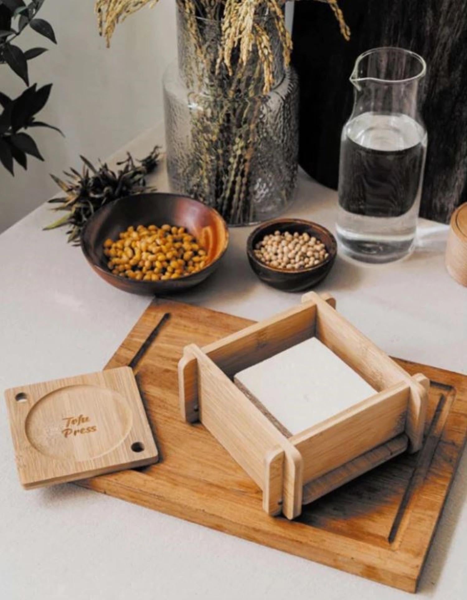 Tofu Maker aus Bambus von Nuts Innovations: Umweltfreundlich, nachhaltig, ideal für hausgemachten Tofu. Perfekt für DIY-Kochprojekte.