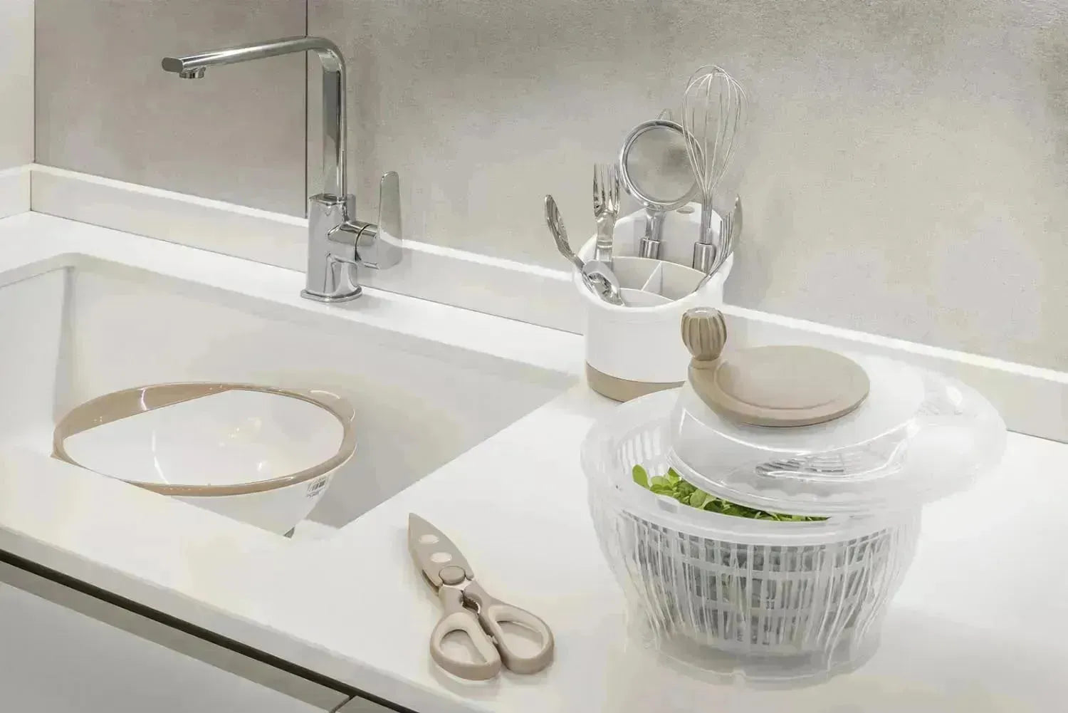 Der 23 cm Daily Home Käsehobel von Abert bietet präzises Käsehobeln mit ergonomischem Design und langlebiger Qualität.