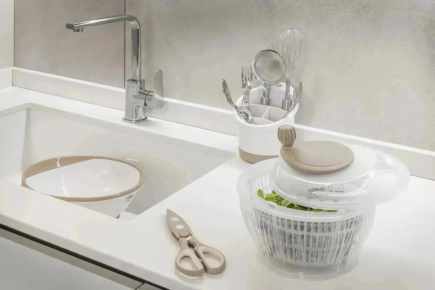 Der 23 cm Daily Home Käsehobel von Abert bietet präzises Käsehobeln mit ergonomischem Design und langlebiger Qualität.