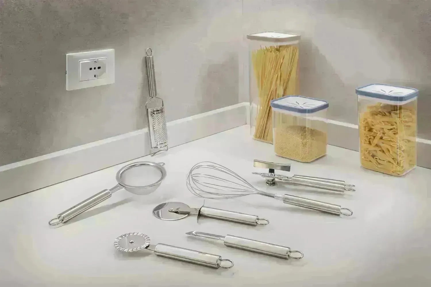 Der Daily Home Käsehobel von Abert, 23 cm, überzeugt durch präzises Hobeln, ergonomische Handhabung und hochwertige Verarbeitung.
