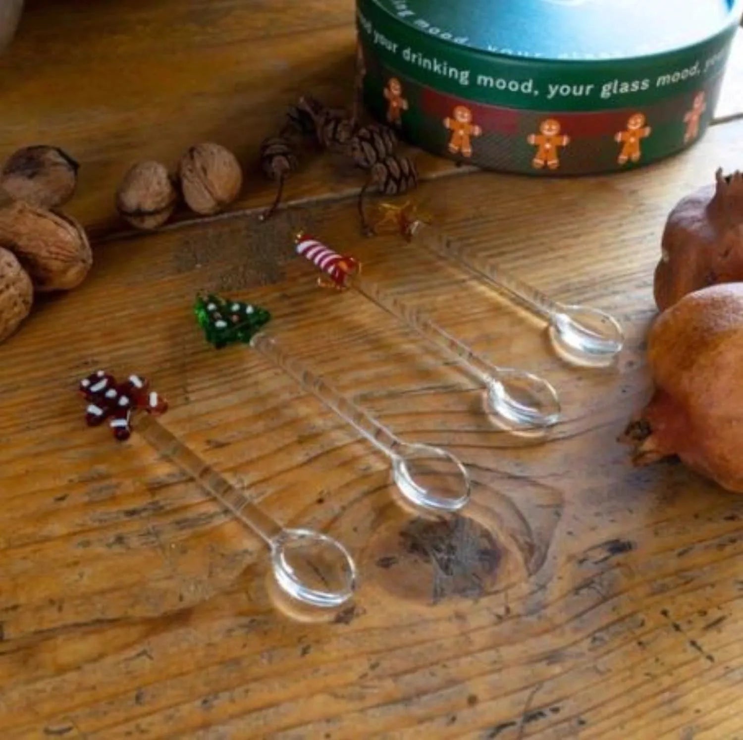 Elegantes 4er Set Teelöffel aus Glas mit festlichen Weihnachtsmotiven, ideal für die Winterzeit und als Geschenk.