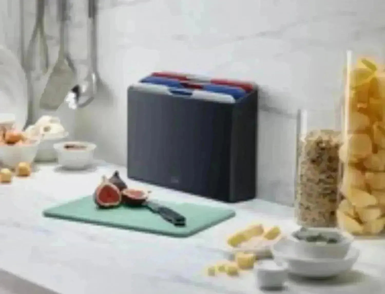 Stilvolles 4-teiliges Schneidebrett-Set von Joseph Joseph in Graphit/Coast, ideal für hygienisches und organisiertes Kochen.