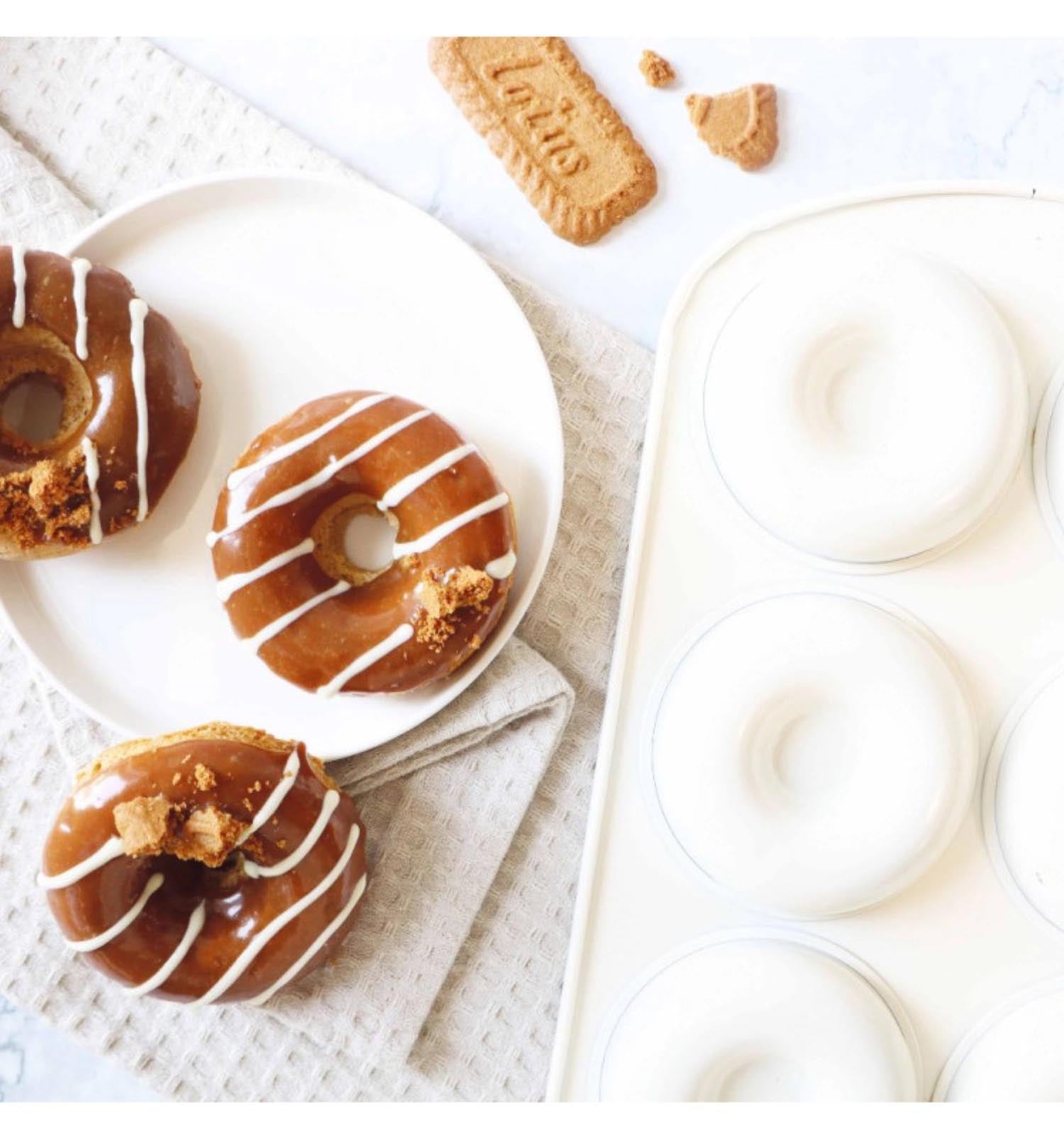 Antihaftbeschichtete Backform für 6 Donuts von Scrap Cooking, ideal für einfaches Backen und leichte Reinigung.