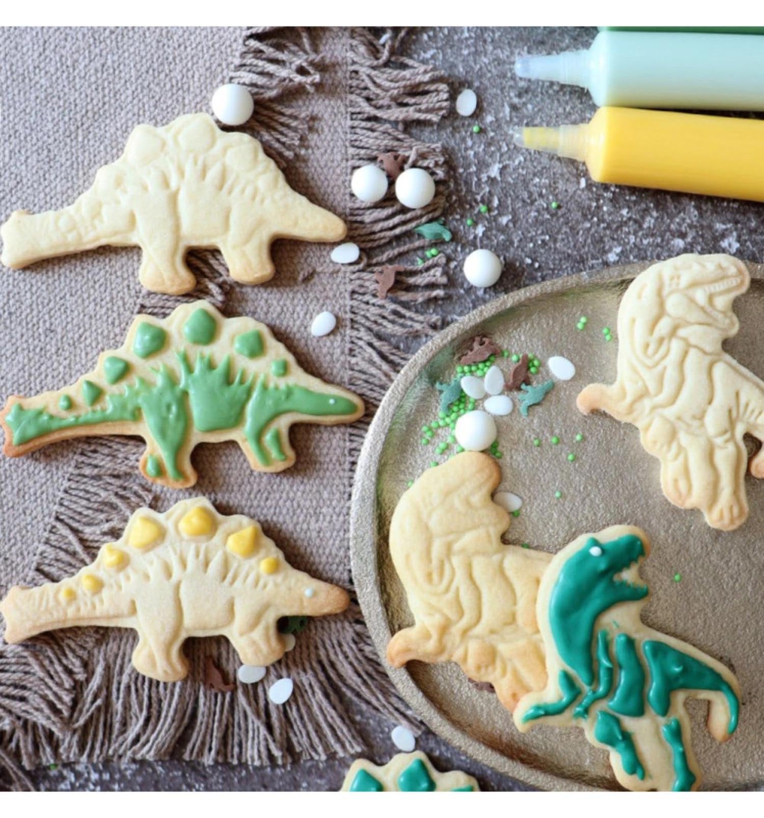 Kreiere mit dem 2er Set Dino-Ausstechformen von Scrap Cooking fantasievolle Dinosaurier-Kekse – perfekt für Backspaß mit Kindern!