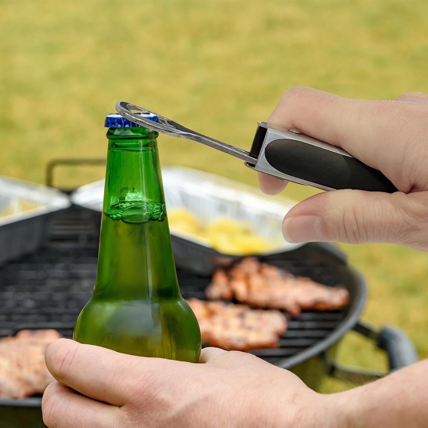 Die 35cm Westmark Grillzange Classic Mix mit Flaschenöffner ist perfekt für Grillfreunde und bietet Funktionalität und Komfort.
