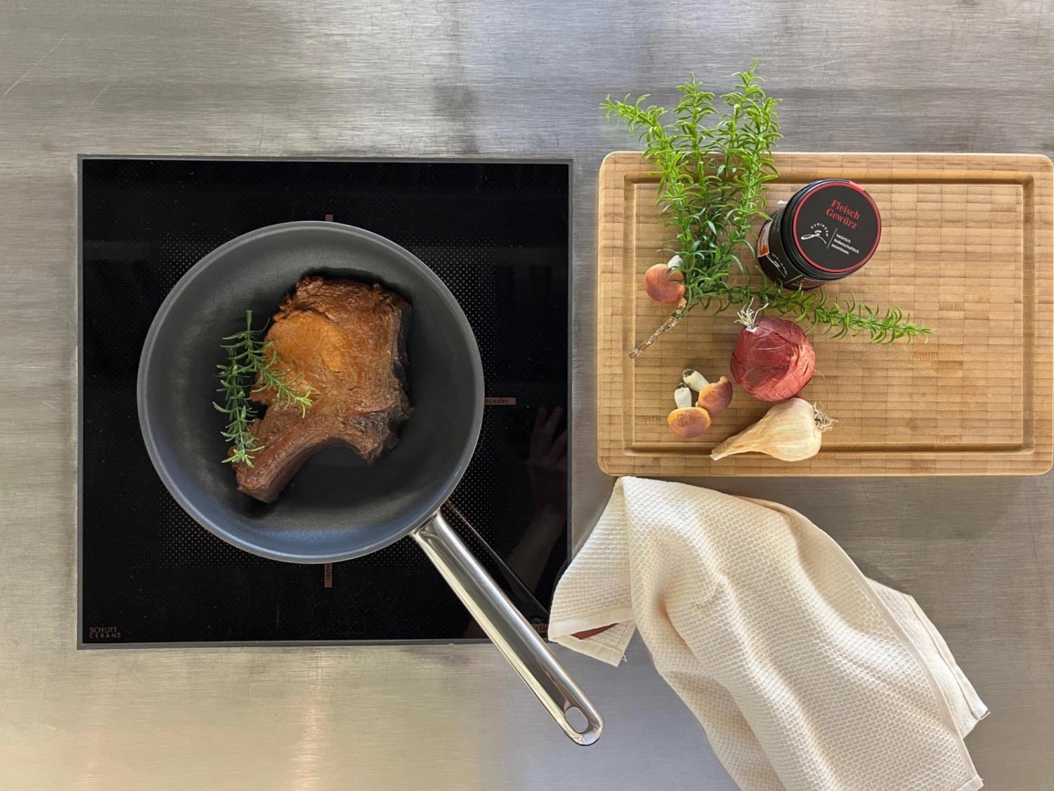 Die Demeyere Resto 3 Duraslide Bratpfanne 26cm bietet langlebige Antihaftbeschichtung und optimale Wärmeverteilung für perfektes Braten.