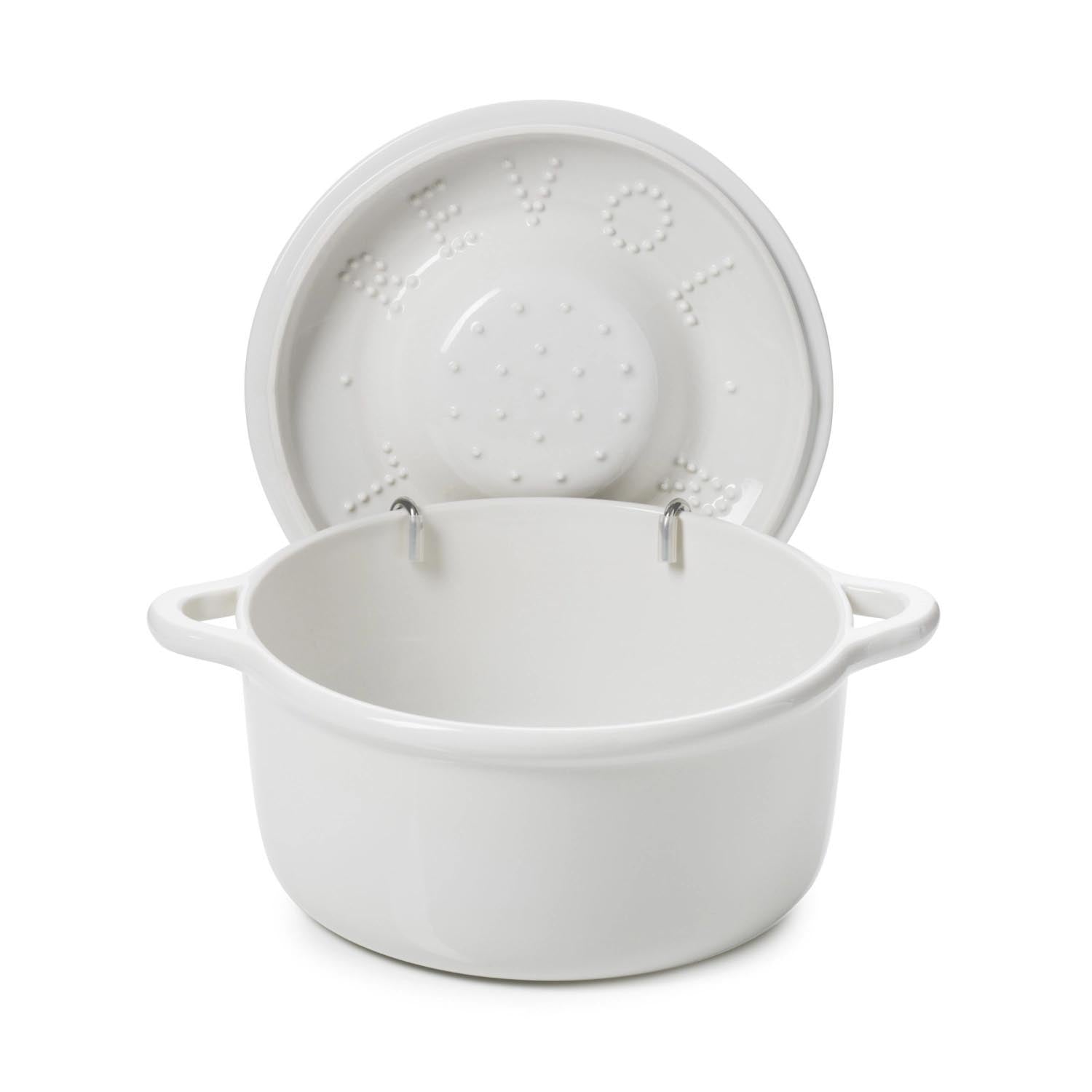 Elegante Induktionskasserolle D26cm in Alabasterweiß von Revol, ideal für stilvolles Kochen, inklusive passendem Deckel.