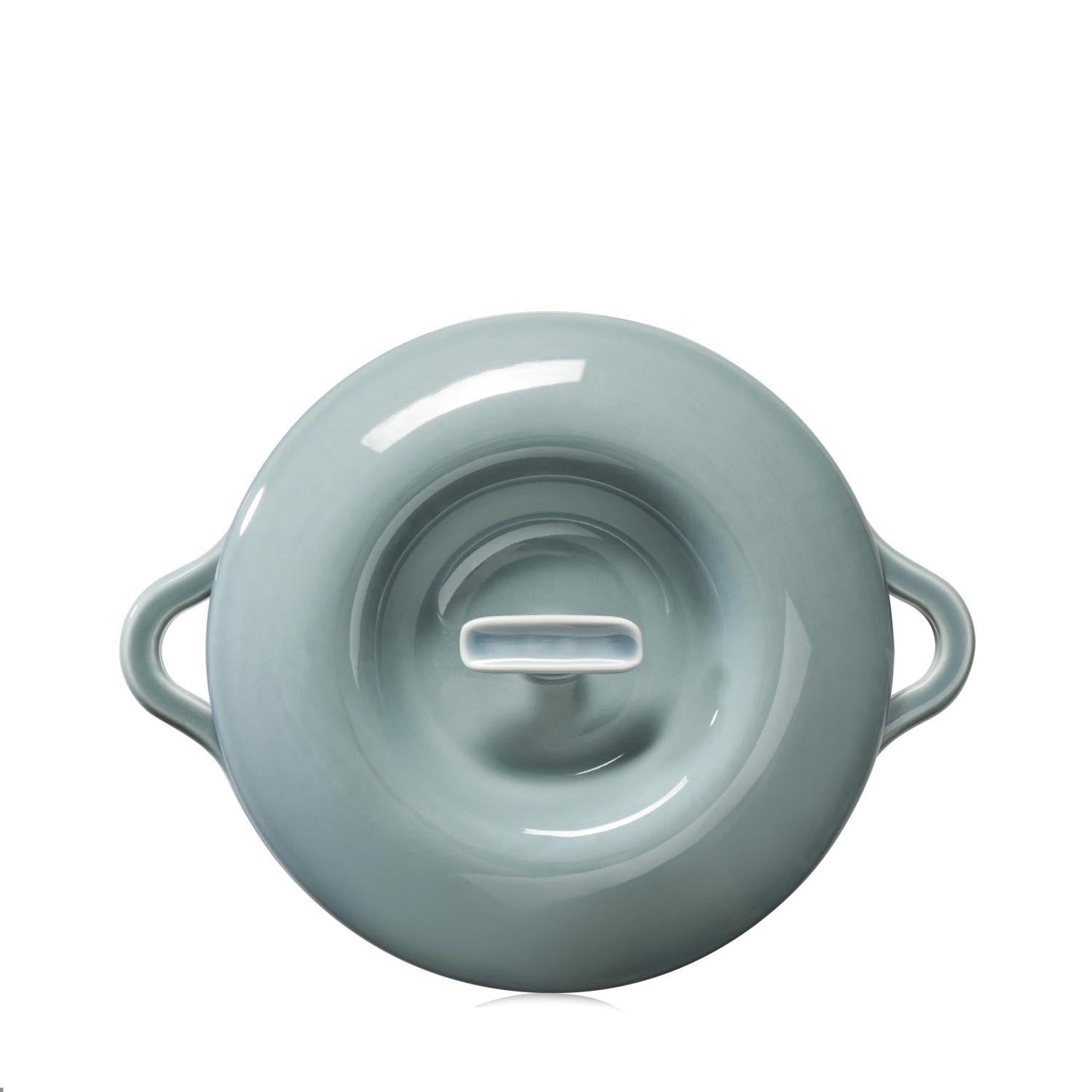 Elegante Ofenkasserolle D26cm in wolkengrau von Revol, ideal für stilvolles Kochen und Servieren, inklusive passendem Deckel.