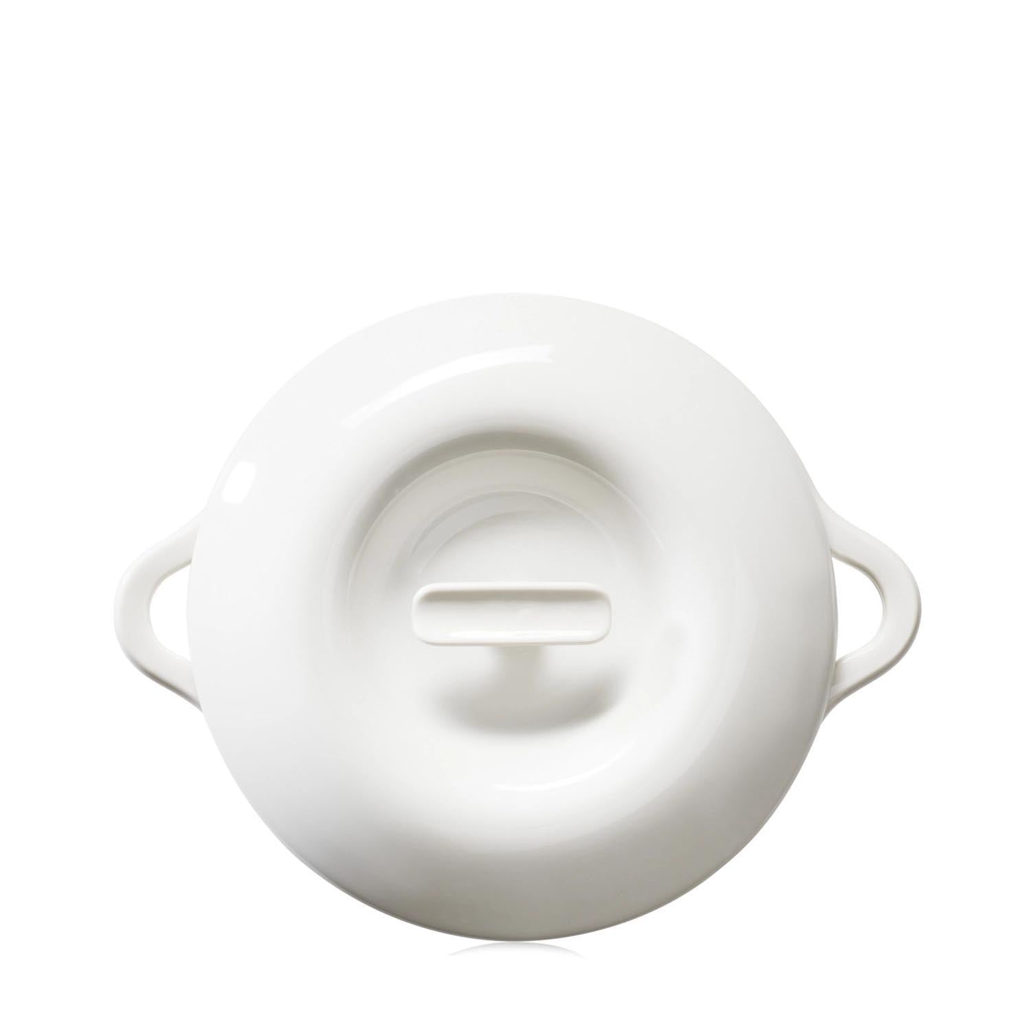Elegante Ofenkasserolle D22cm in Alabasterweiß von Revol, ideal für stilvolles Kochen und Servieren, inklusive passendem Deckel.