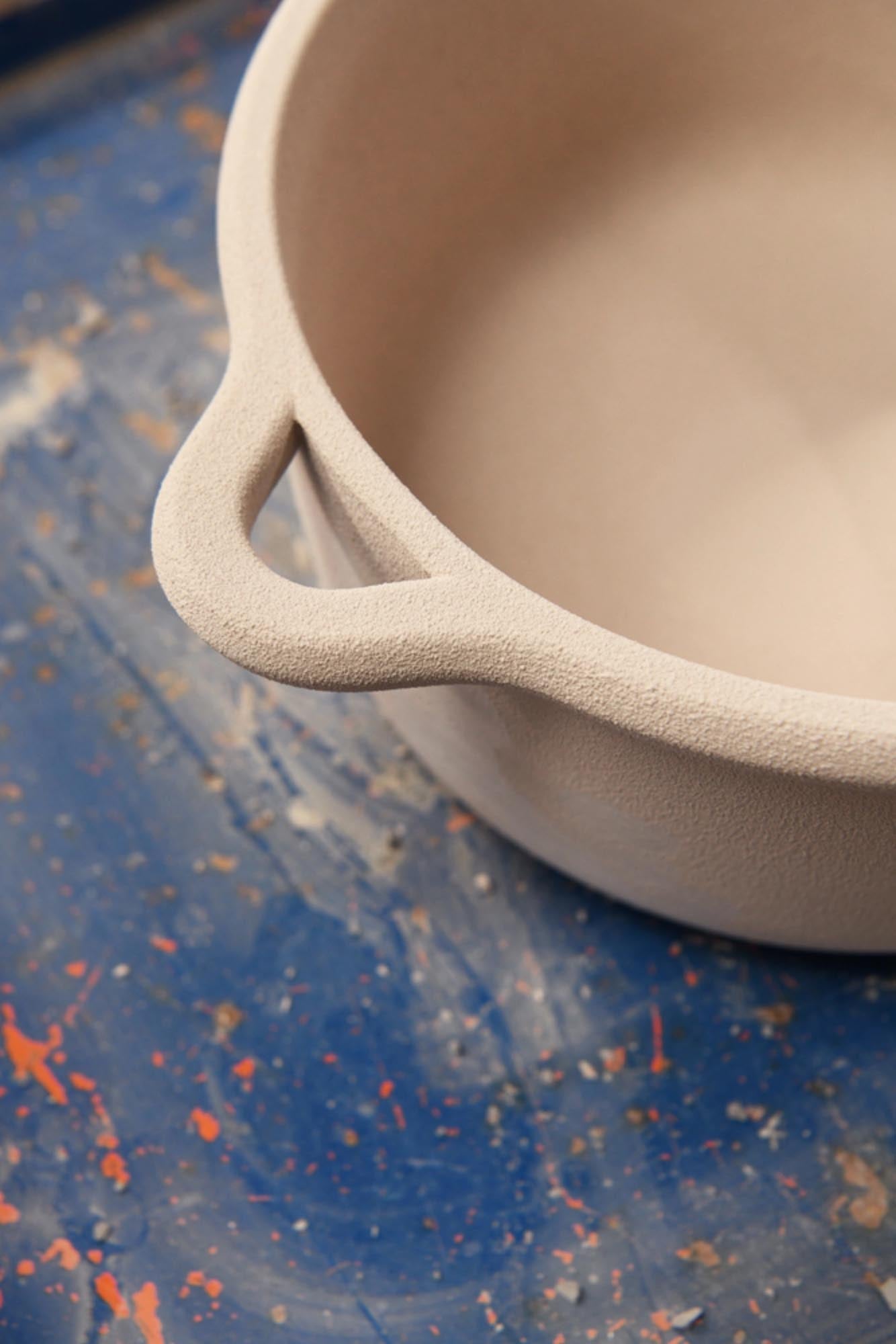 Hochwertige Ofenkasserolle D22cm in edlem Alabasterweiß von Revol, perfekt für stilvolles Kochen und Servieren, mit Deckel.