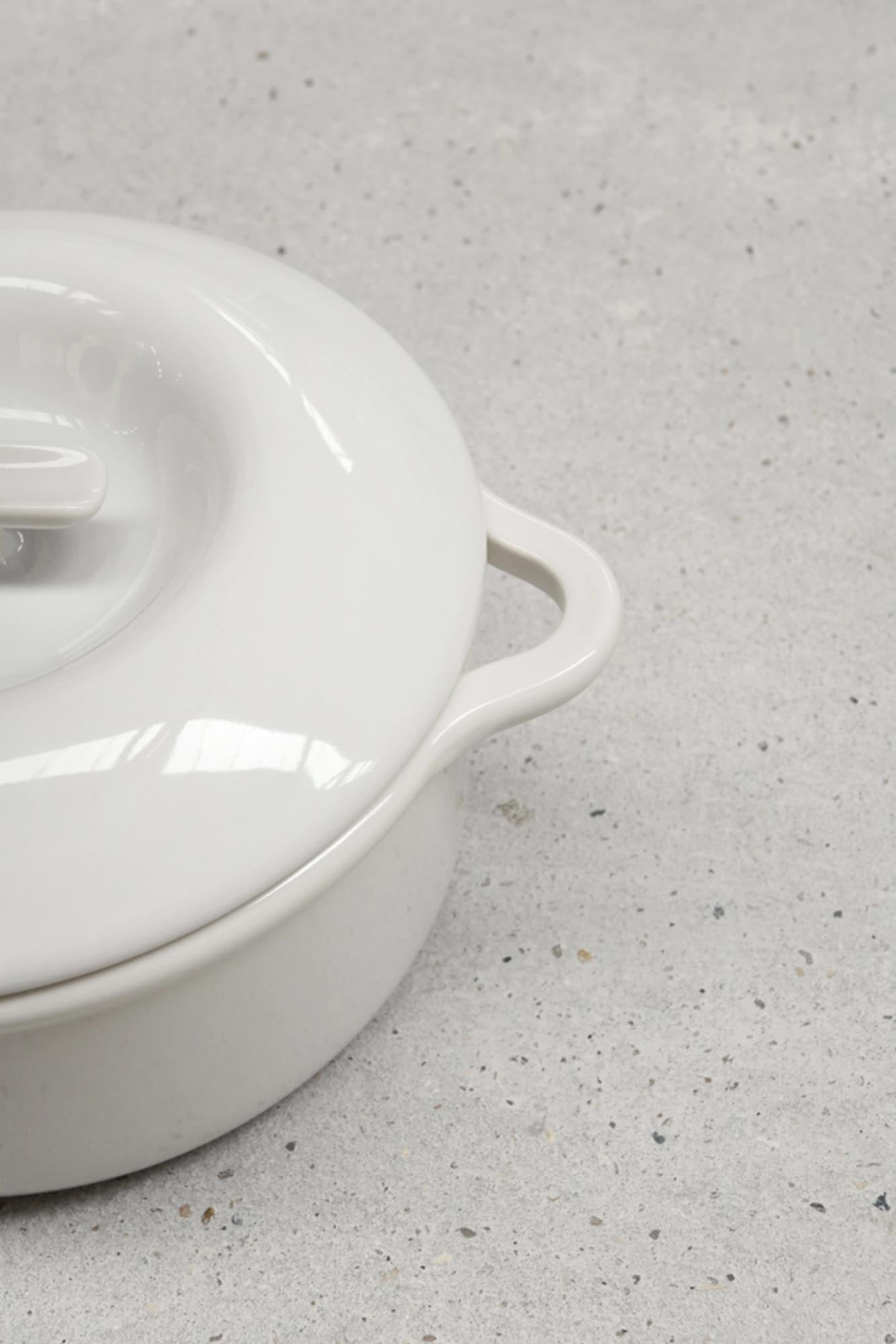 Stilvolle Induktionskasserolle D22cm in Alabasterweiss von Revol, perfekt für elegantes Kochen, mit passendem Deckel.