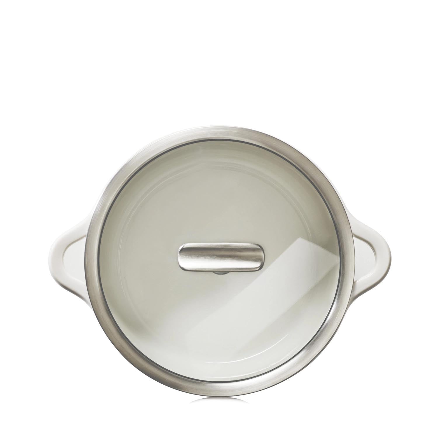 Elegante Induktionskasserolle D22cm in Alabasterweiss mit Glasdeckel von Revol, ideal für stilvolles Kochen und Servieren.