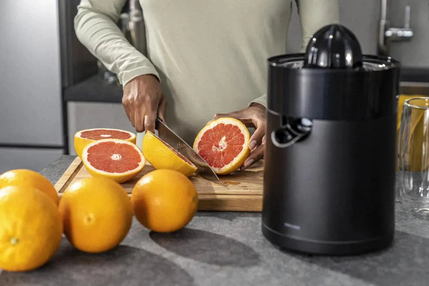 Elegante schwarze Zitruspresse von Zwilling, ideal für frischen Saft. Kompakt, leistungsstark und einfach zu reinigen.