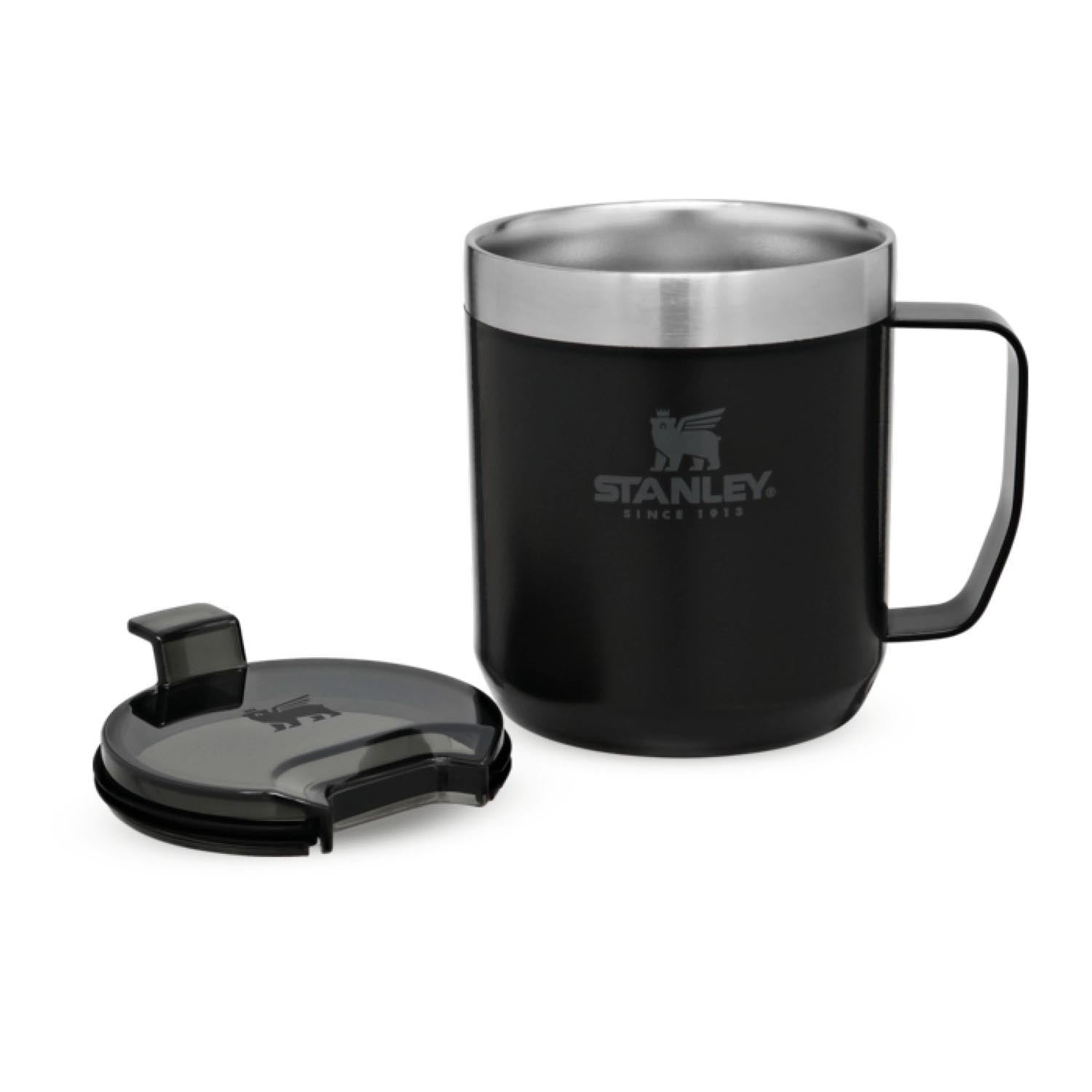 Everyday Camp Mug 0.35l matte black pebble in Schwarz präsentiert im Onlineshop von KAQTU Design AG. Trinkflasche ist von Stanley