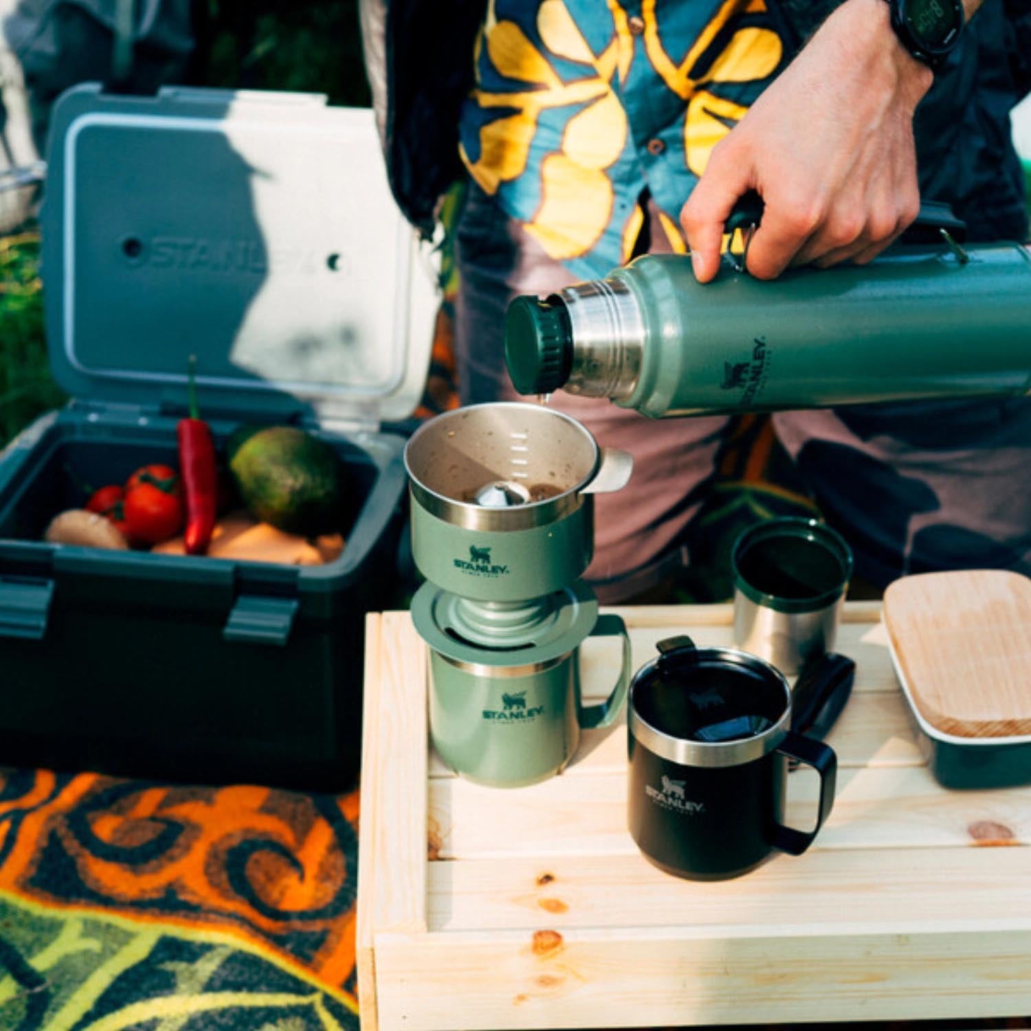 Everyday Camp Mug 0.35l matte black pebble in Schwarz präsentiert im Onlineshop von KAQTU Design AG. Trinkflasche ist von Stanley
