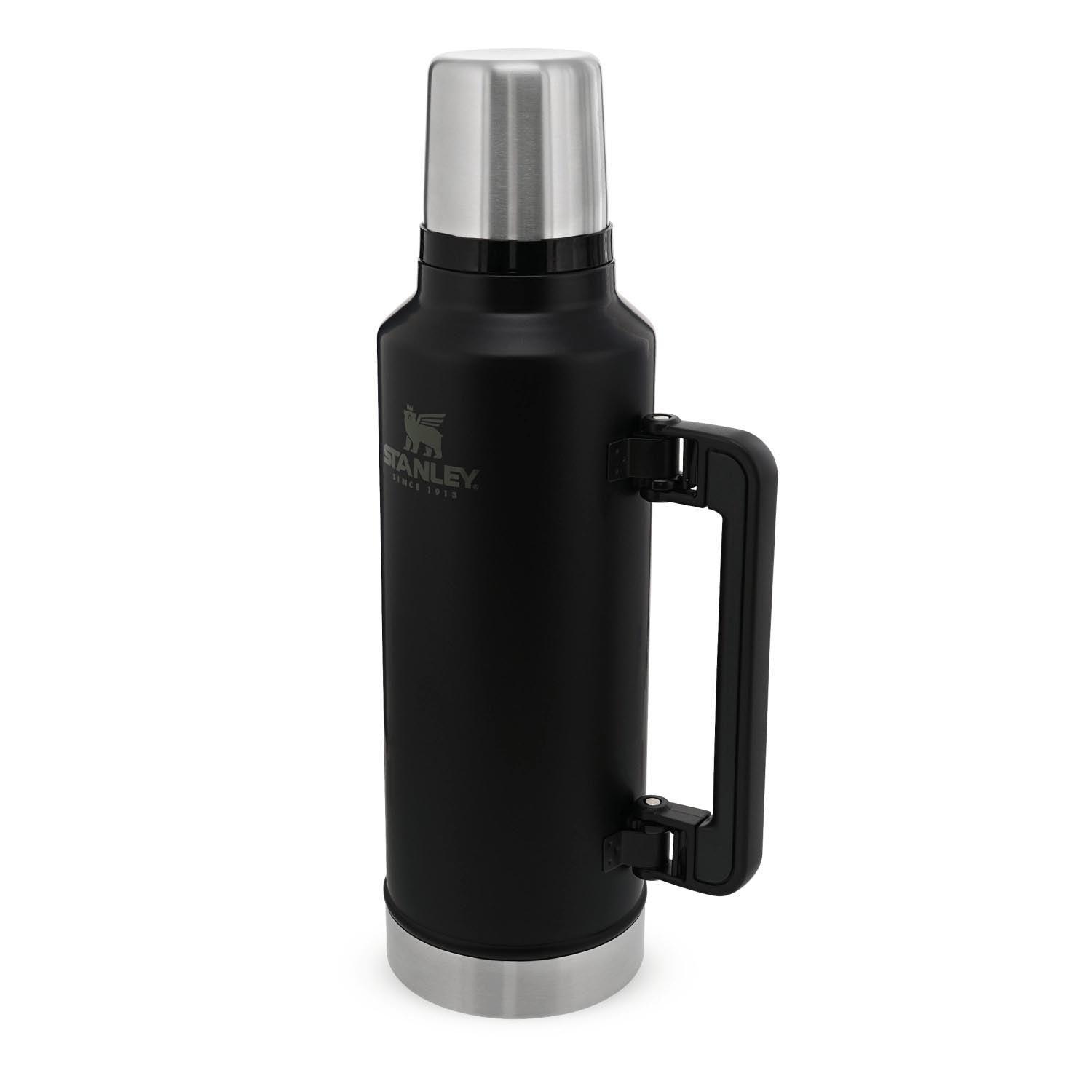Legendary Classic Flasche 1.9l matte black pebble in Schwarz präsentiert im Onlineshop von KAQTU Design AG. Trinkflasche ist von Stanley