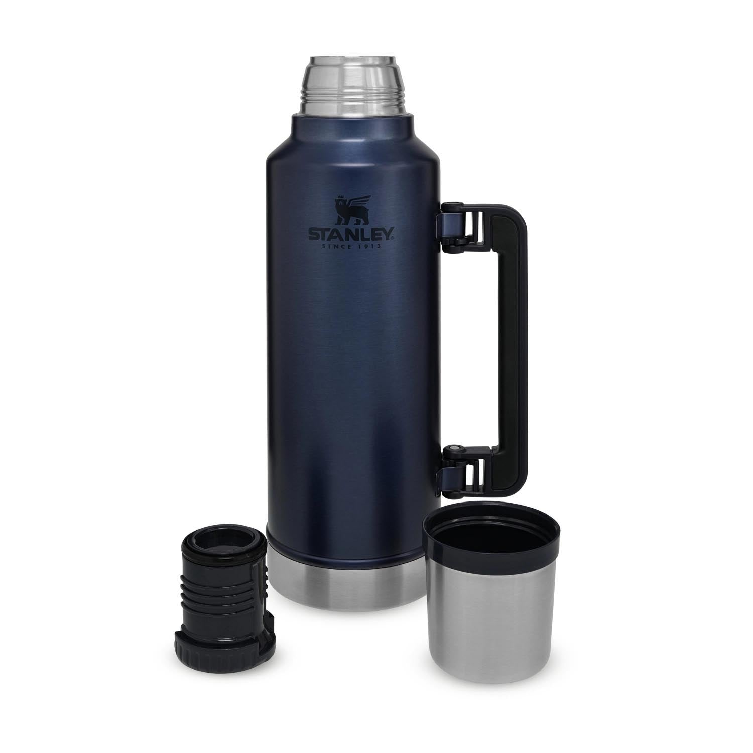 Legendary Classic Flasche 1.9l hammertone lake in Schwarz präsentiert im Onlineshop von KAQTU Design AG. Trinkflasche ist von Stanley