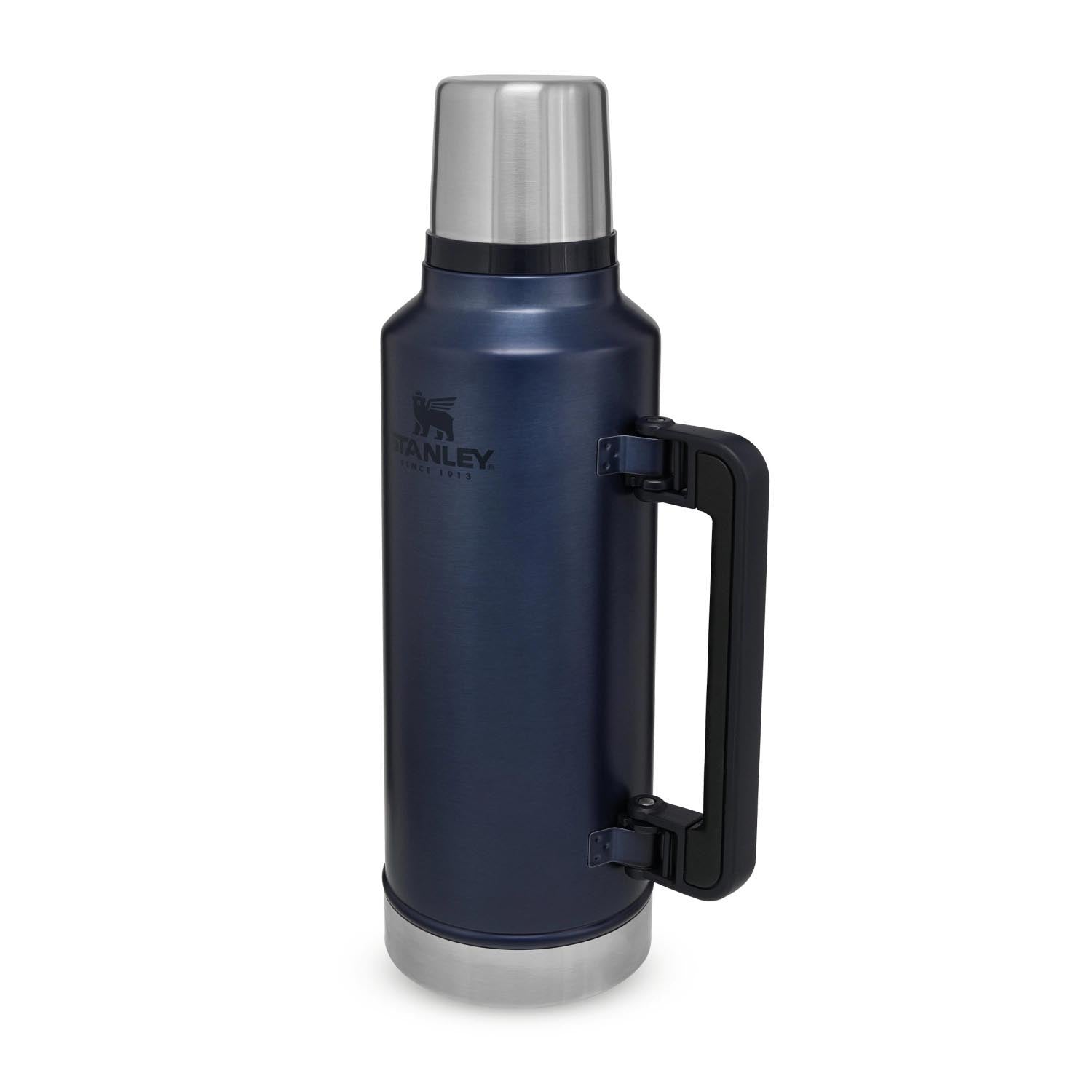 Legendary Classic Flasche 1.9l hammertone lake in Schwarz präsentiert im Onlineshop von KAQTU Design AG. Trinkflasche ist von Stanley