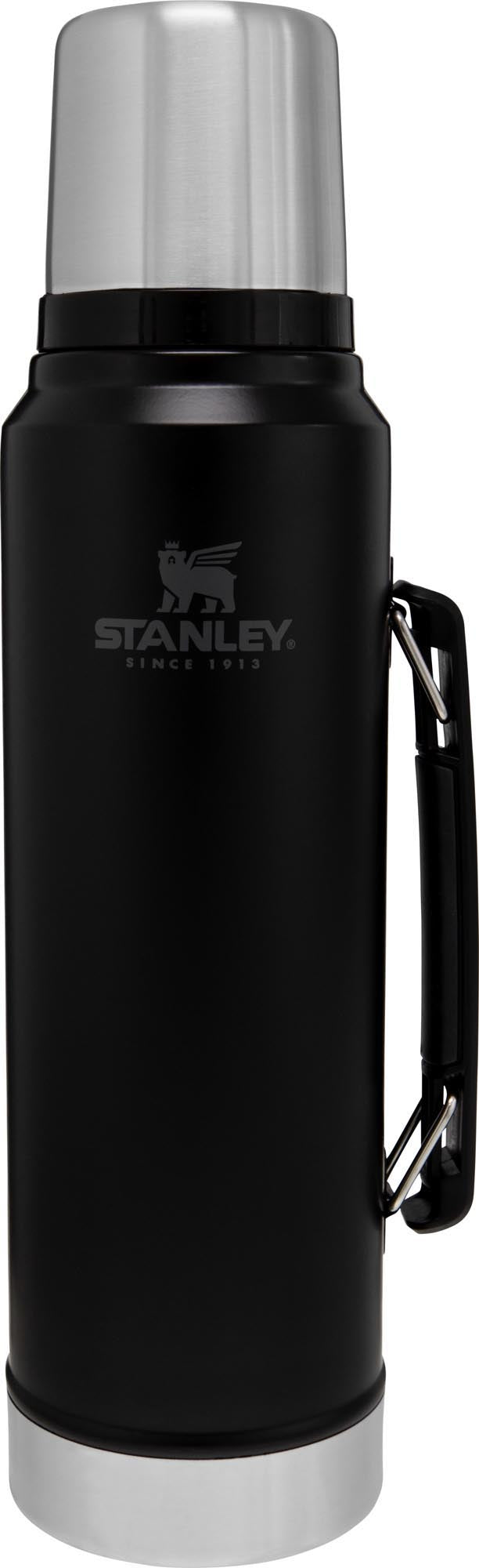 Legendary Classic Flasche 1.0l matte black pebble in Schwarz präsentiert im Onlineshop von KAQTU Design AG. Trinkflasche ist von Stanley
