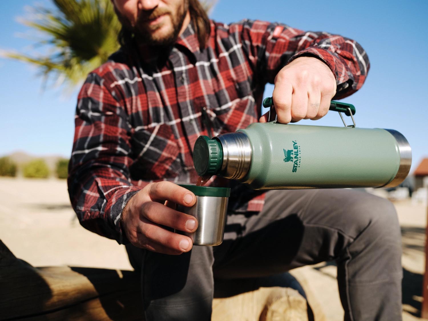 Die Stanley Legendary Classic 1.0l Flasche in Hammertone Green ist robust, isoliert perfekt und ideal für Outdoor-Abenteuer.