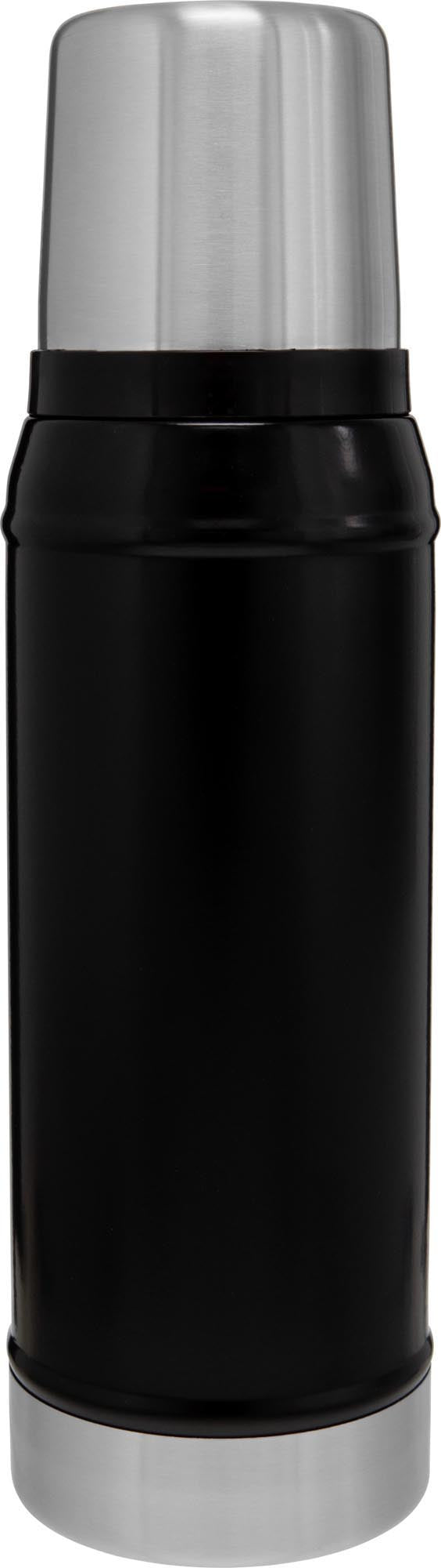 Legendary Classic Flasche 0.75l matte black pebble in Schwarz präsentiert im Onlineshop von KAQTU Design AG. Trinkflasche ist von Stanley
