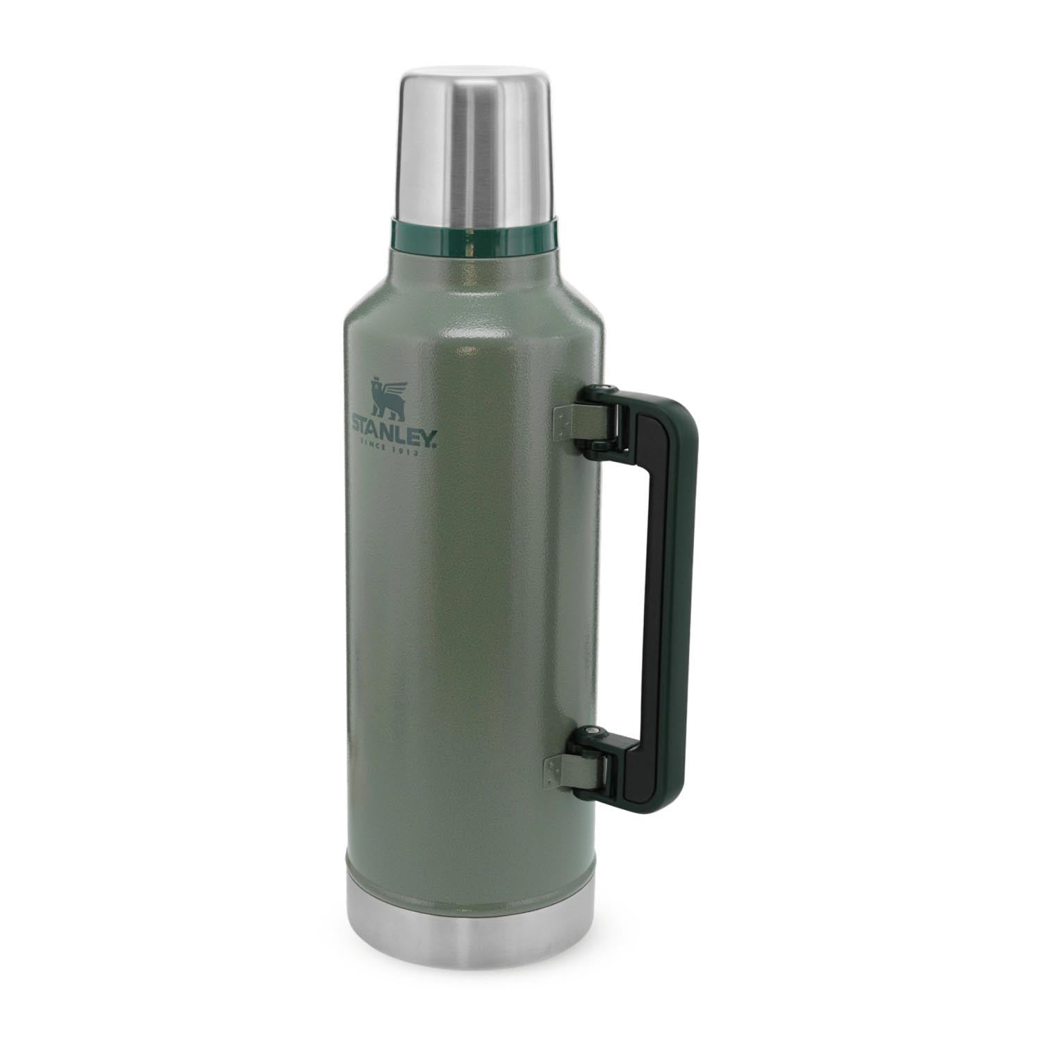 Legendary Classic Flasche 2.3l hammertone green in Grün präsentiert im Onlineshop von KAQTU Design AG. Trinkflasche ist von Stanley
