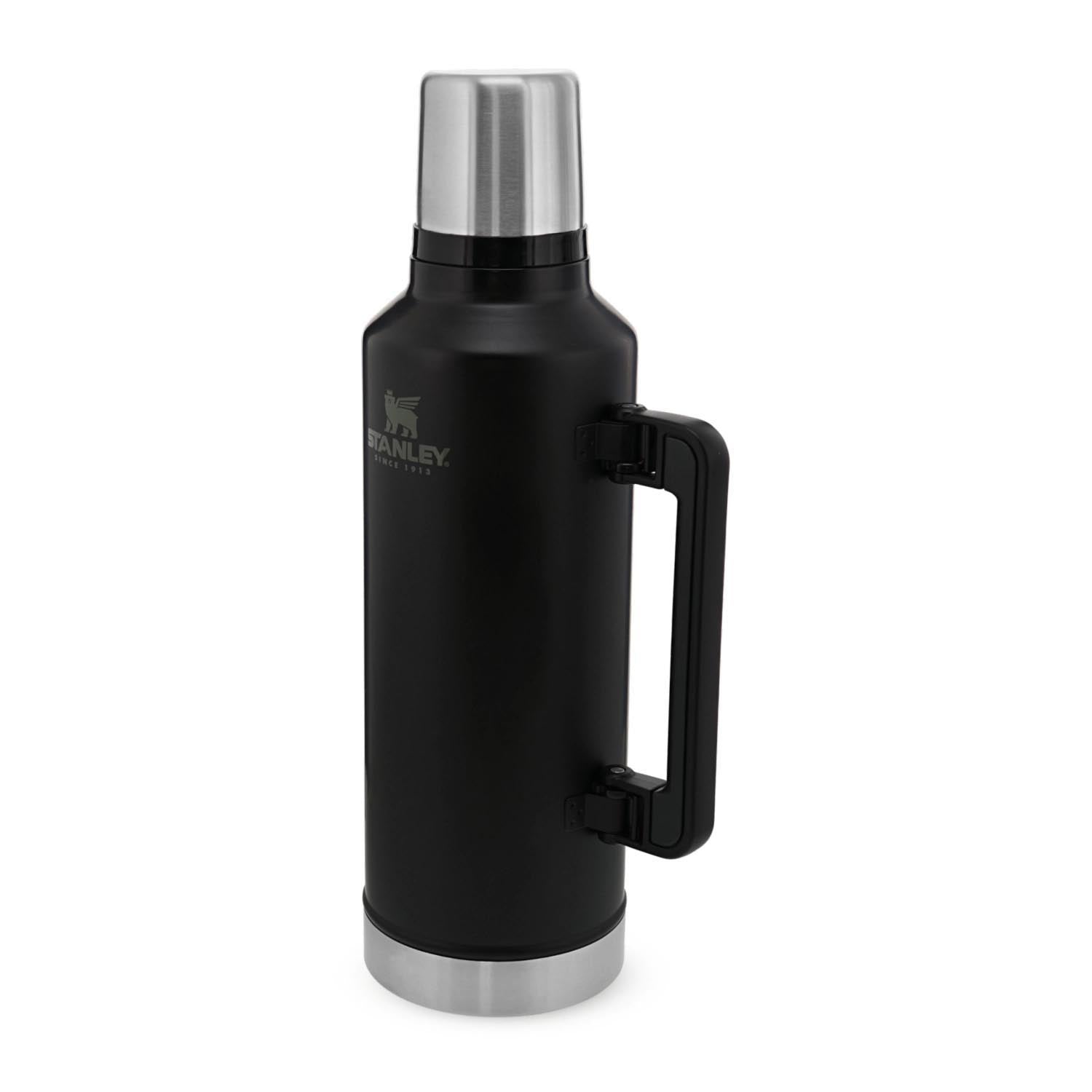 Legendary Classic Flasche 2.3l matte black pebble in Schwarz präsentiert im Onlineshop von KAQTU Design AG. Trinkflasche ist von Stanley