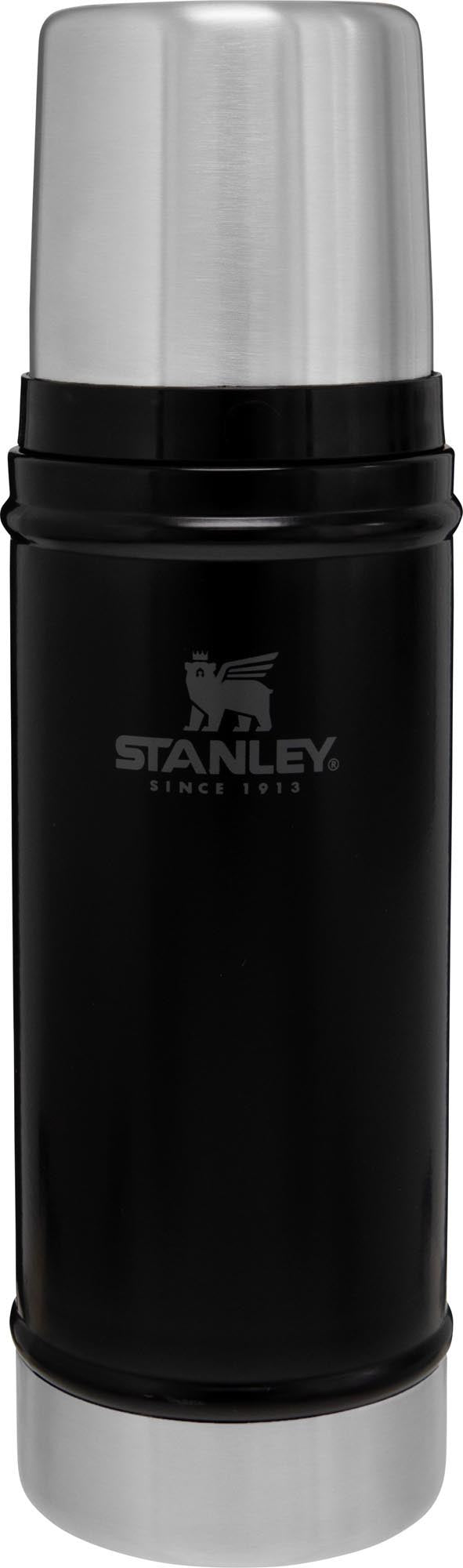 Legendary Classic Flasche 0.47l matte black pebble in Schwarz präsentiert im Onlineshop von KAQTU Design AG. Trinkflasche ist von Stanley