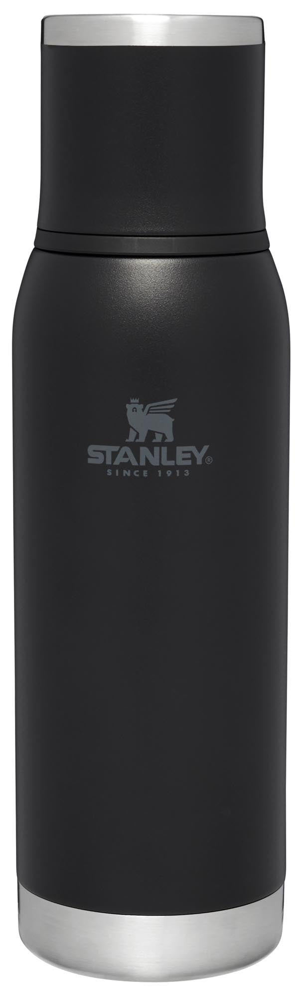 Adventure To-Go Flasche 1.0l black in Schwarz präsentiert im Onlineshop von KAQTU Design AG. Trinkflasche ist von Stanley