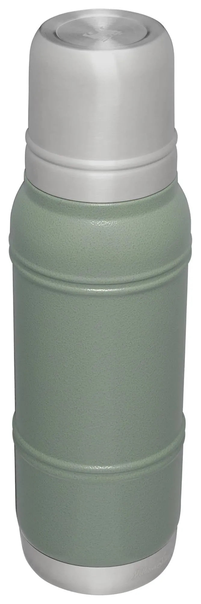 Die Stanley Artisan Thermosflasche 1.0l in Hammertone Green bietet stilvolle Isolierung für heiße und kalte Getränke unterwegs.
