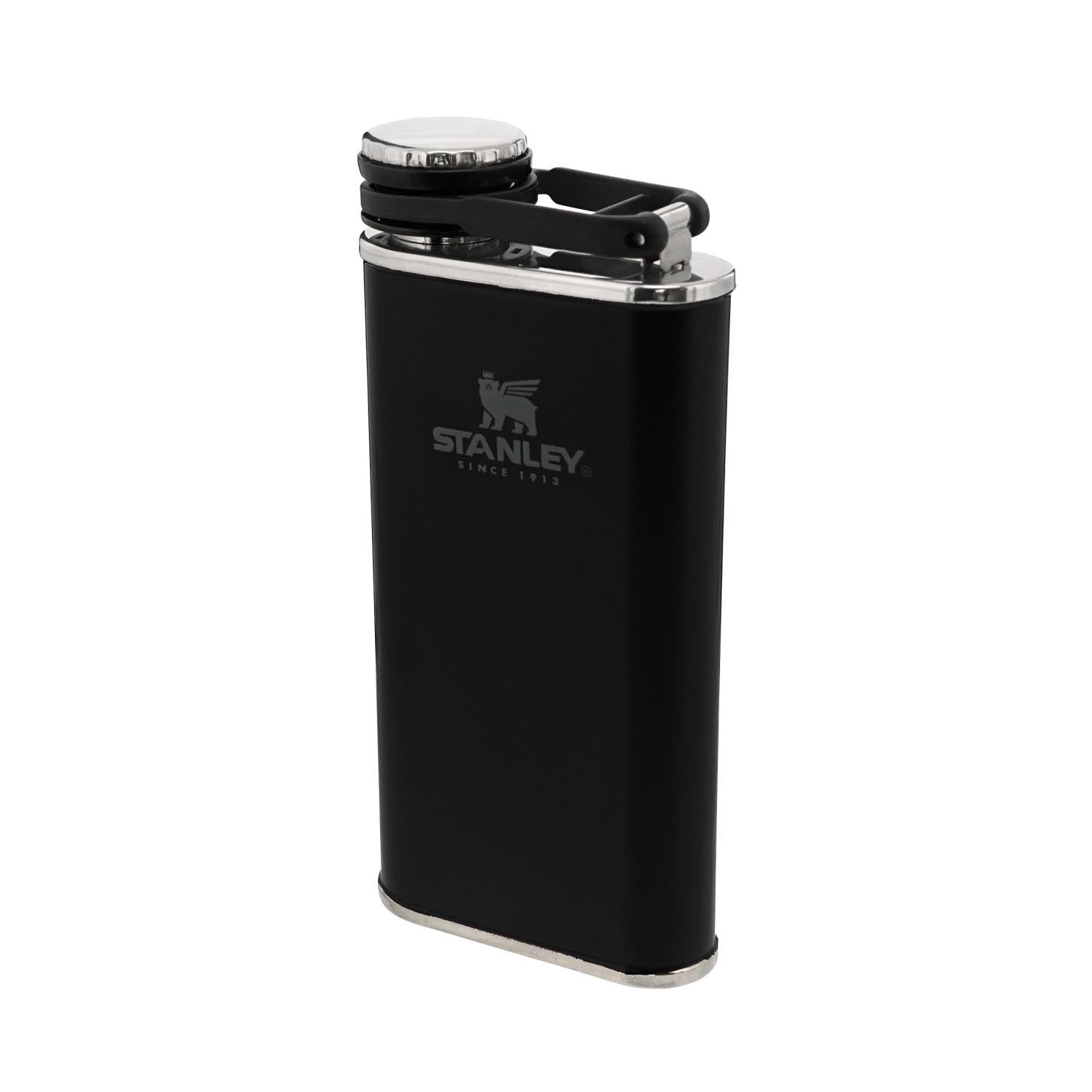Easy-Fill Wide Mouth Flask 0.23l matte black pebble in Schwarz präsentiert im Onlineshop von KAQTU Design AG. Trinkflasche ist von Stanley