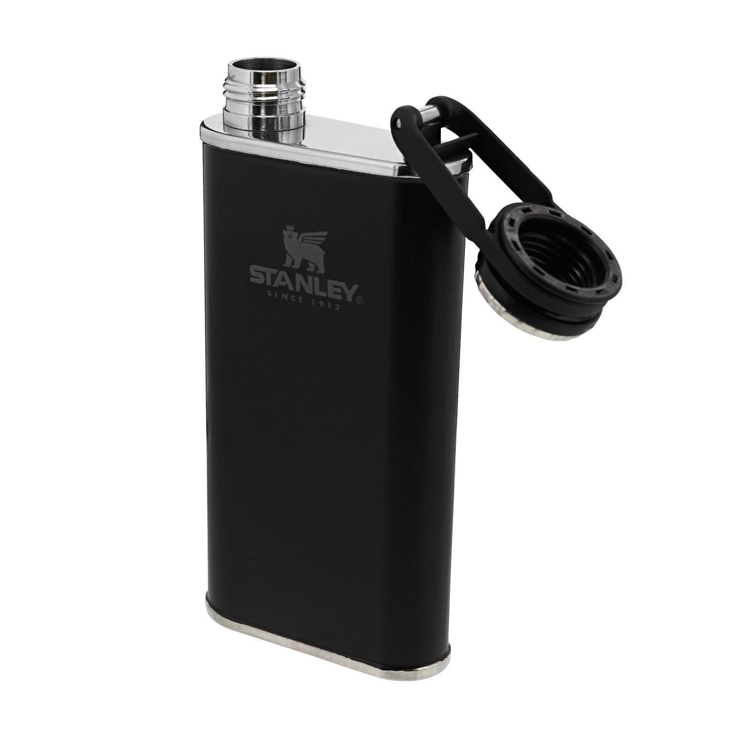 Easy-Fill Wide Mouth Flask 0.23l matte black pebble in Schwarz präsentiert im Onlineshop von KAQTU Design AG. Trinkflasche ist von Stanley