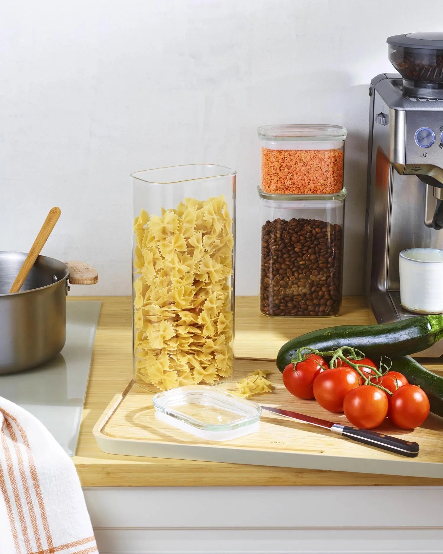 Praktisches 3er Set Vorratsgläser von Pebbly mit Glasdeckeln, ideal für die Aufbewahrung von Lebensmitteln in 0.47l, 1.2l und 1.8l.