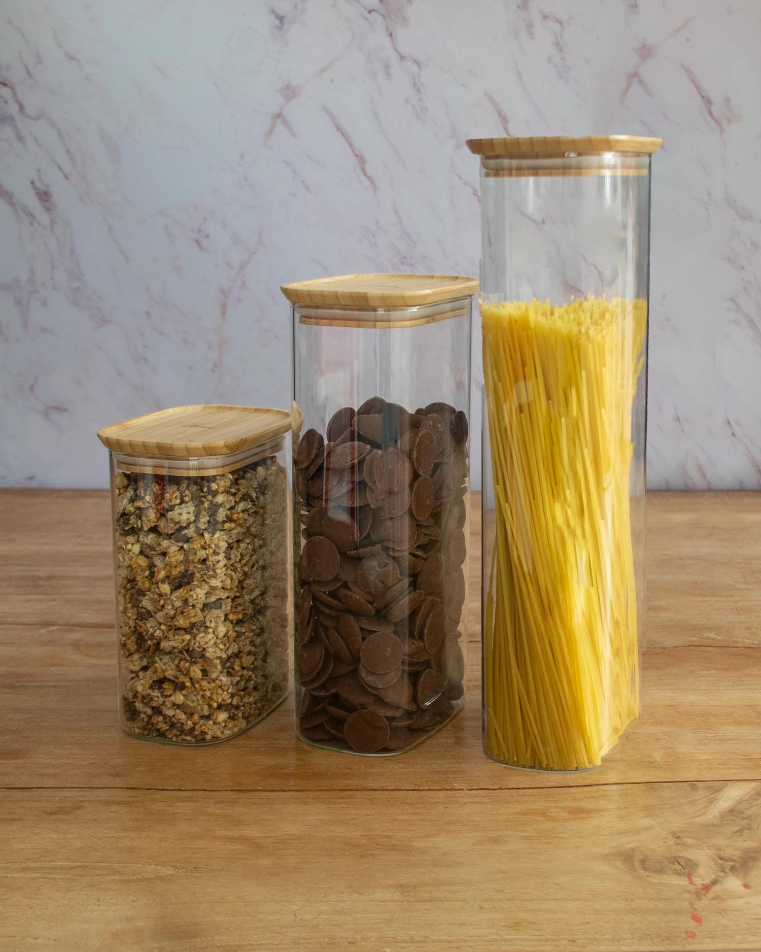 Elegantes Vorratsglas von Pebbly mit Bambusdeckel, 1.2l Volumen, Maße 12.5x8.5x18cm, ideal für die stilvolle Aufbewahrung in der Küche.