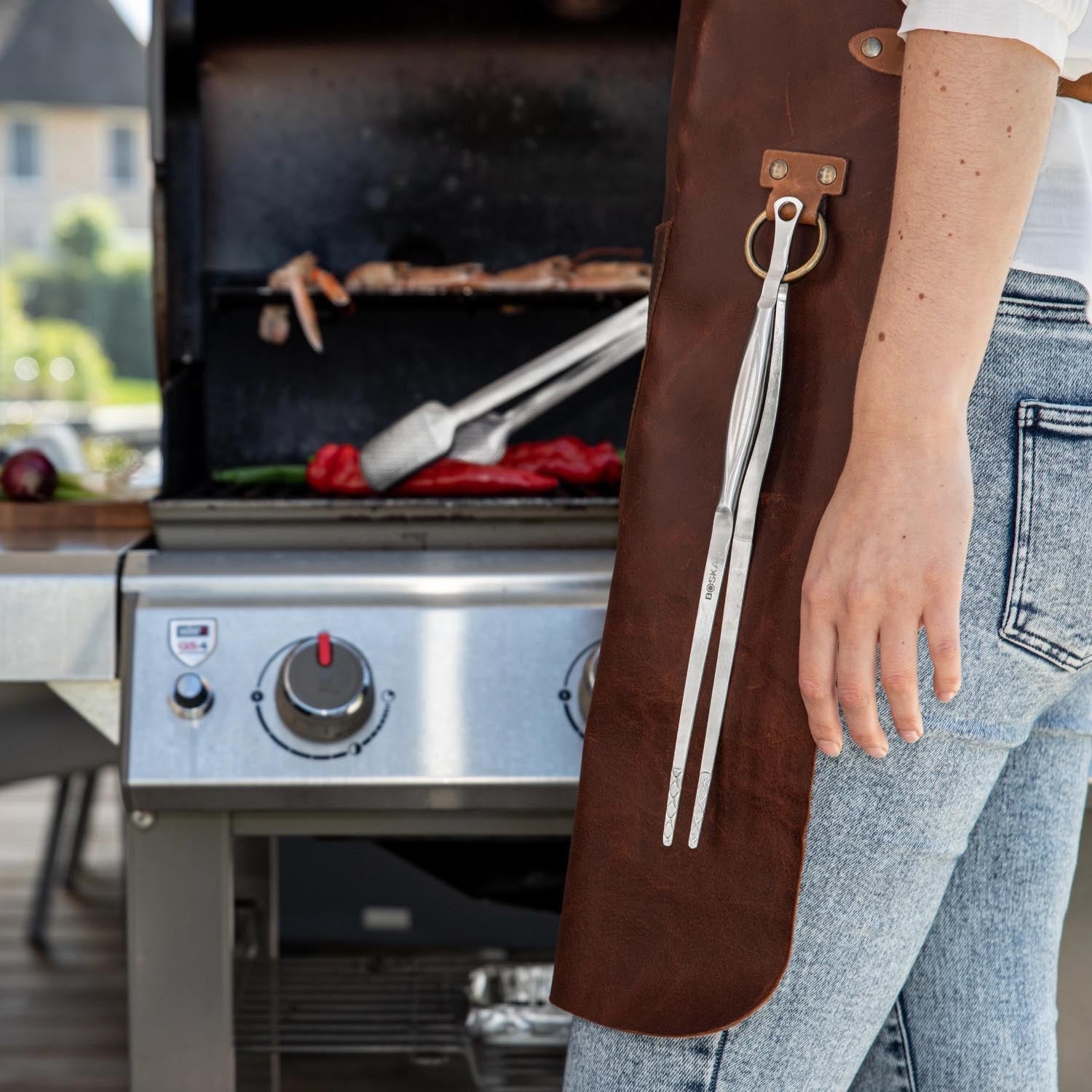 Die Monaco+ BBQ Pinzette von Boska aus Edelstahl bietet präzise Handhabung beim Grillen – ideal für Grillfans und Profis.