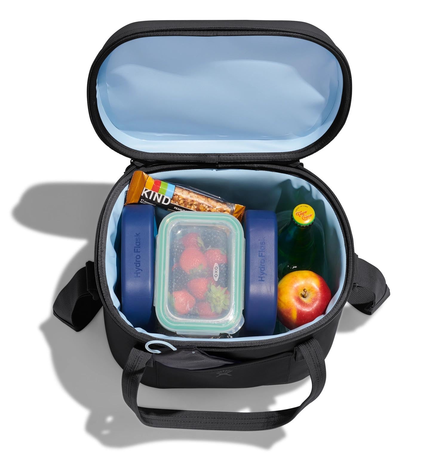 Kühltragetasche 12l schwarz in Schwarz präsentiert im Onlineshop von KAQTU Design AG. Küchenhelfer ist von Hydro Flask