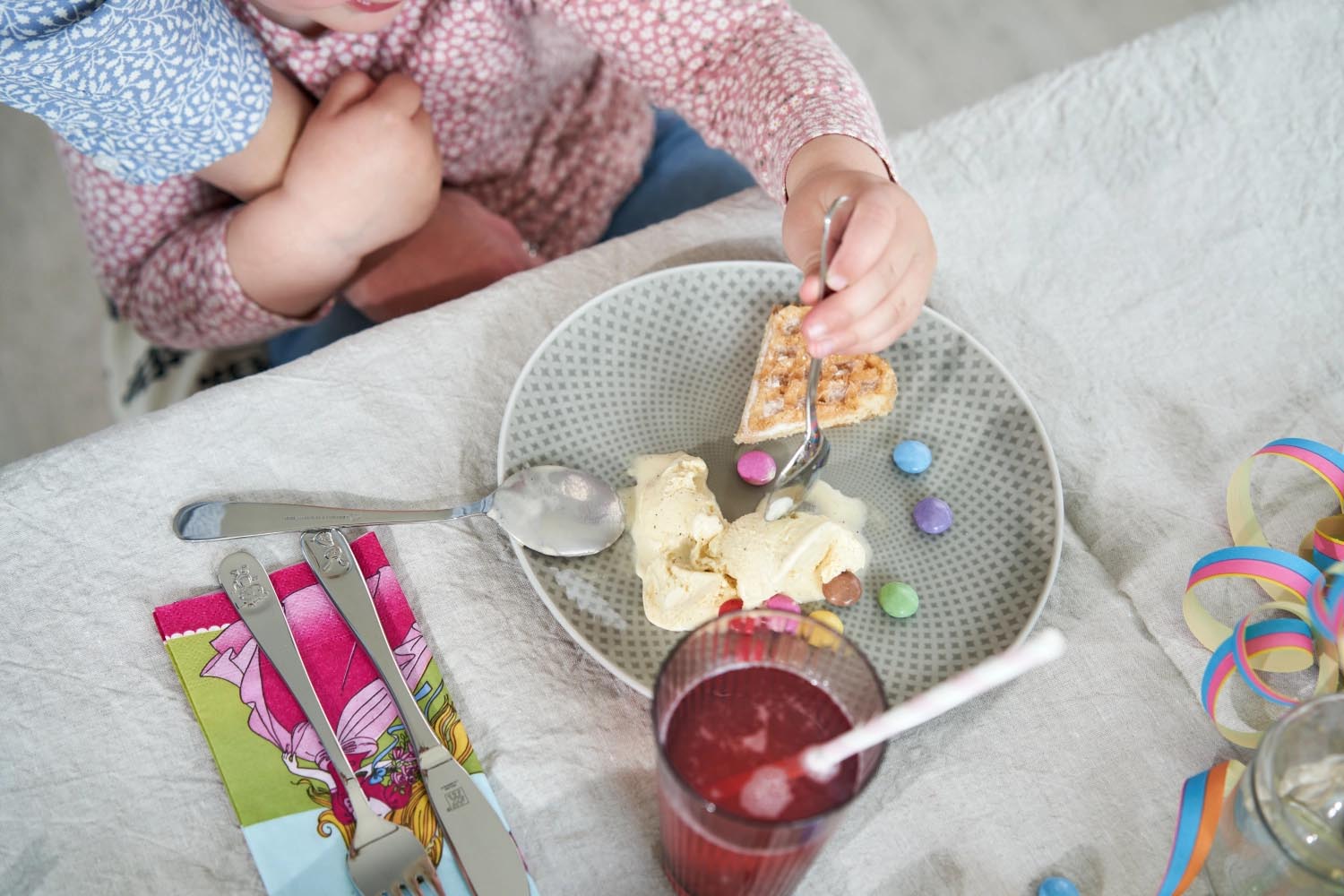 Das Kinderbesteck Bino von Zwilling, 4-teilig, aus Edelstahl, perfekt für kleine Hände und mit einem spielerischen Design.