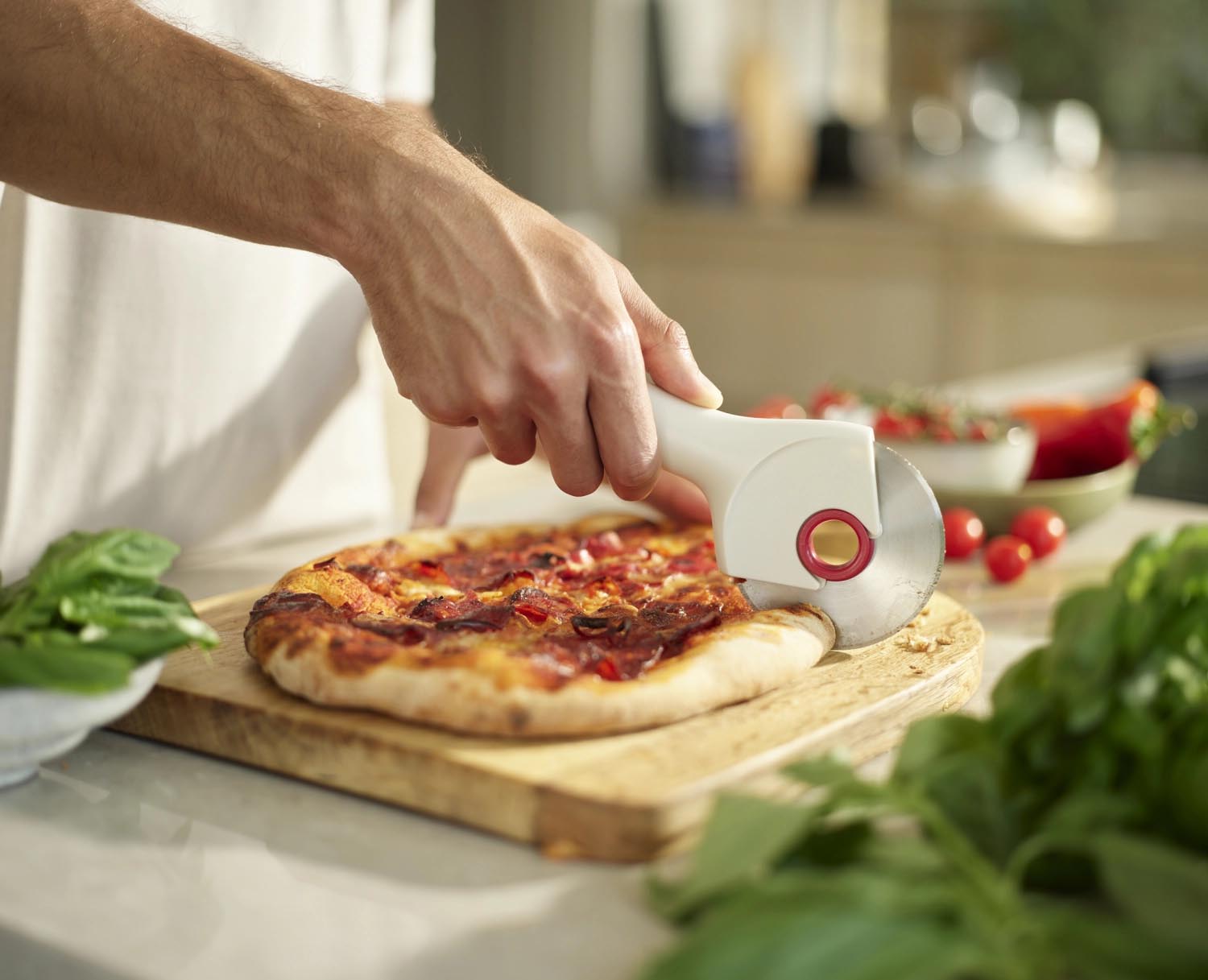 Der Ringo Pizzaschneider von Joseph Joseph in Grau-Rot kombiniert modernes Design mit einer scharfen Klinge für müheloses Pizzaschneiden.