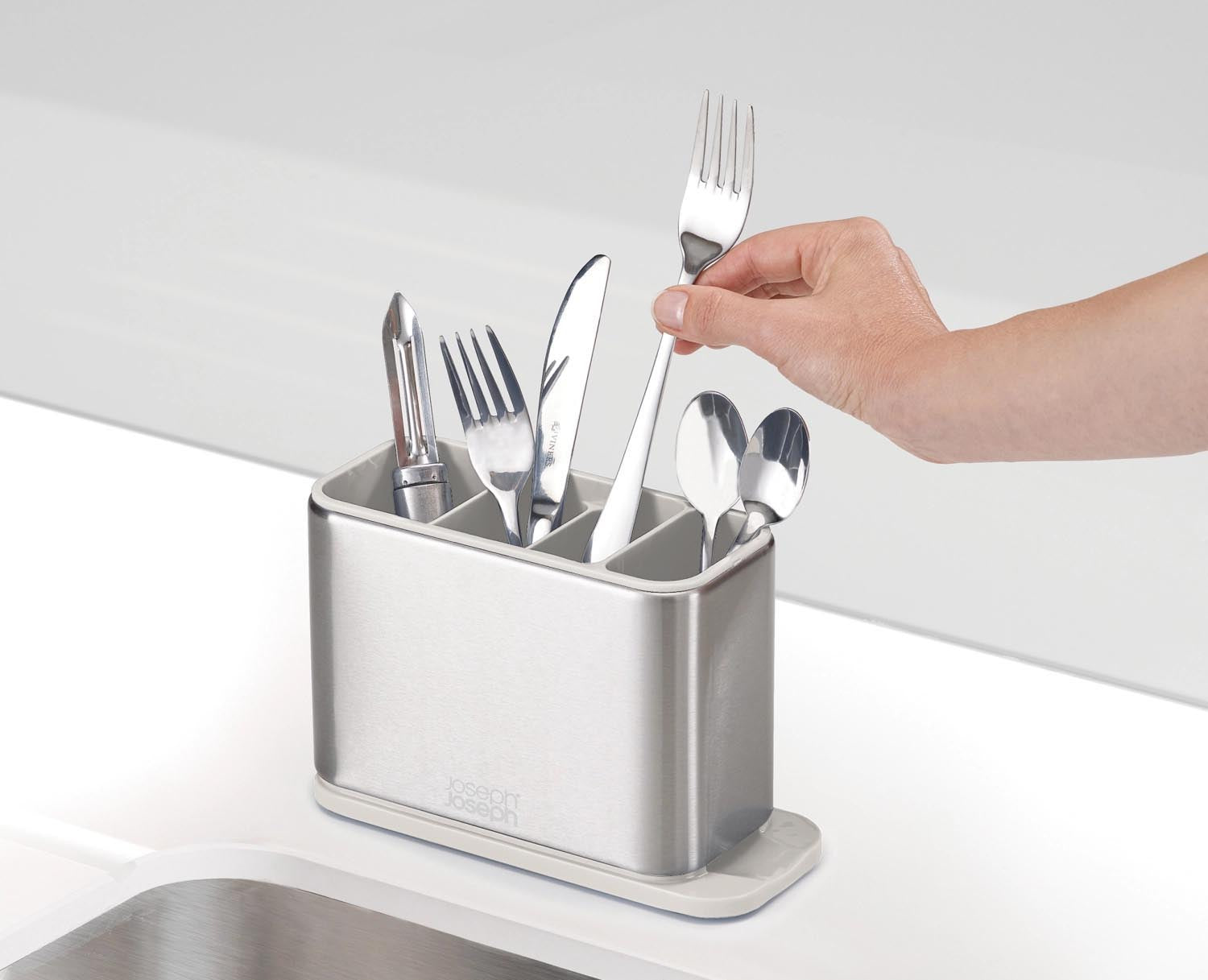 Eleganter Besteckabtropfbehälter aus Edelstahl in Ecru von Joseph Joseph, perfekt für eine ordentliche und stilvolle Küche.