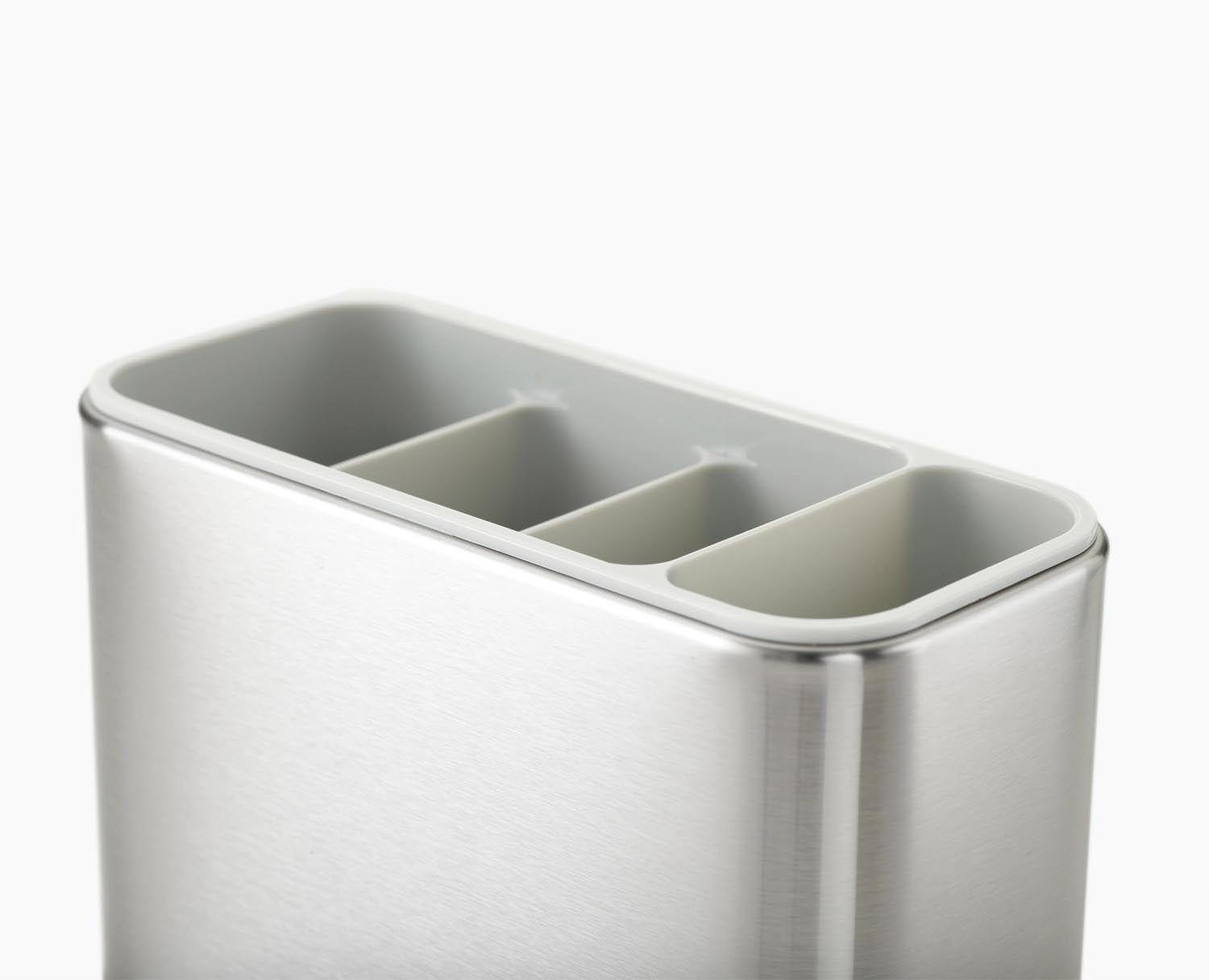 Moderner Besteckabtropfbehälter aus Edelstahl in Ecru von Joseph Joseph, ideal für eine aufgeräumte und elegante Küchengestaltung.