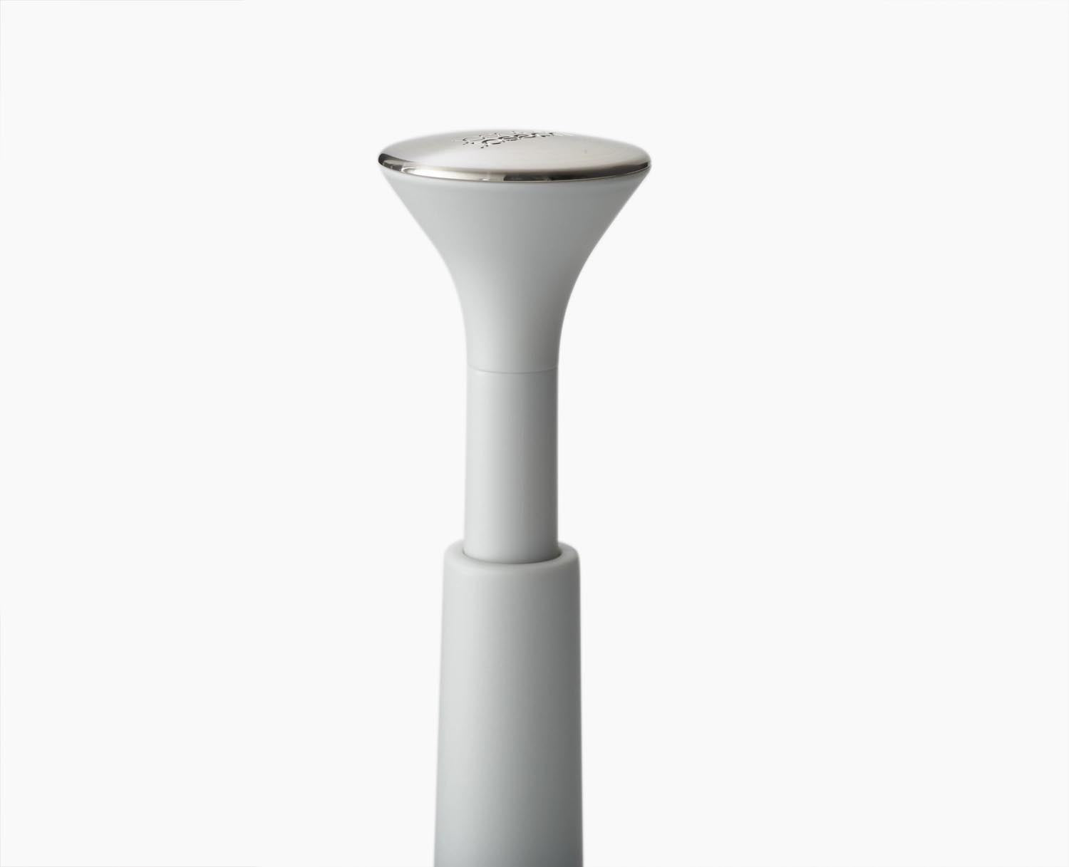 Stilvoller Joseph Joseph Papierrollenhalter in Ecru, geeignet für Rollen bis 24 cm, mit innovativer Push+Tear Abreißfunktion.