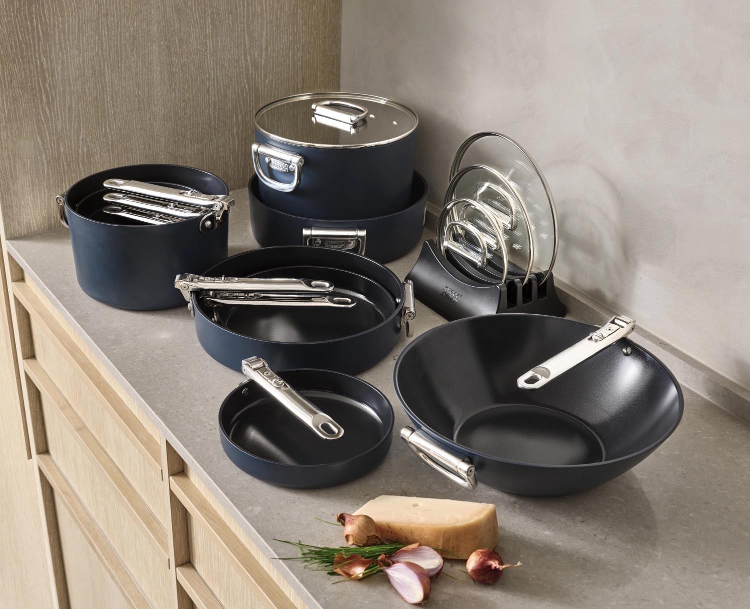 Kompakte 15 cm Stielkasserolle von Joseph Joseph mit klappbarem Griff und Deckel. Perfekt für effizientes Kochen und platzsparende Aufbewahrung.