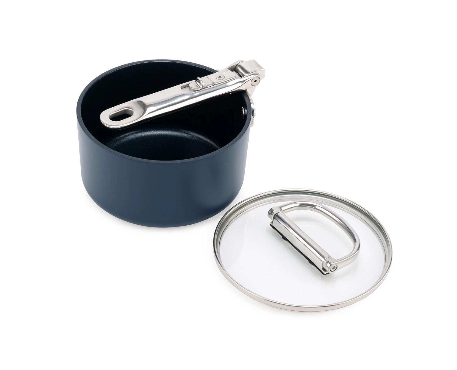 Space Stielkasserolle D15cm Griff klappbar mit Deckel in Silber präsentiert im Onlineshop von KAQTU Design AG. Pfanne/Topf ist von Joseph Joseph