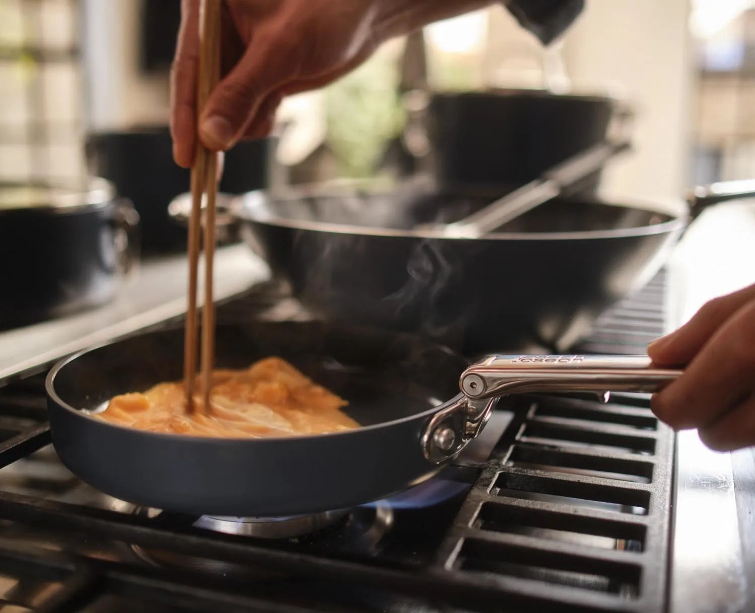 Die Space Bratpfanne D24cm von Joseph Joseph mit klappbarem Griff ist ideal für platzsparendes Kochen in kompakten Küchen.
