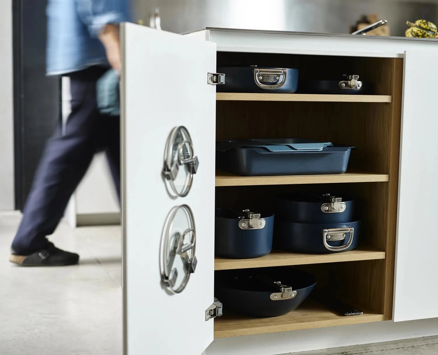 Die Space Bratpfanne D24cm von Joseph Joseph mit klappbarem Griff ist ideal für platzsparendes Kochen in kompakten Küchen.