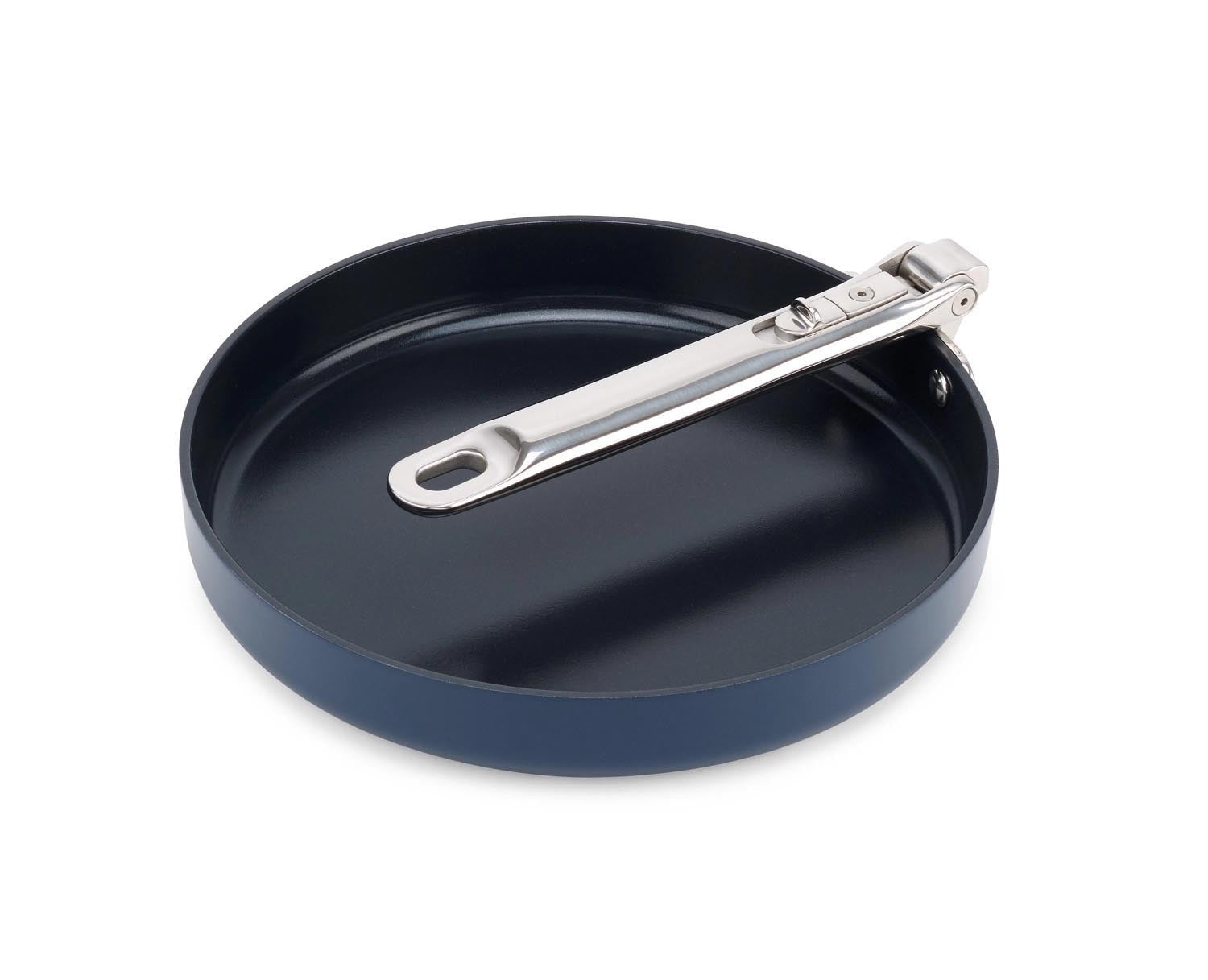 Space Bratpfanne D24cm klappbarer Griff in Silber präsentiert im Onlineshop von KAQTU Design AG. Bratpfanne ist von Joseph Joseph
