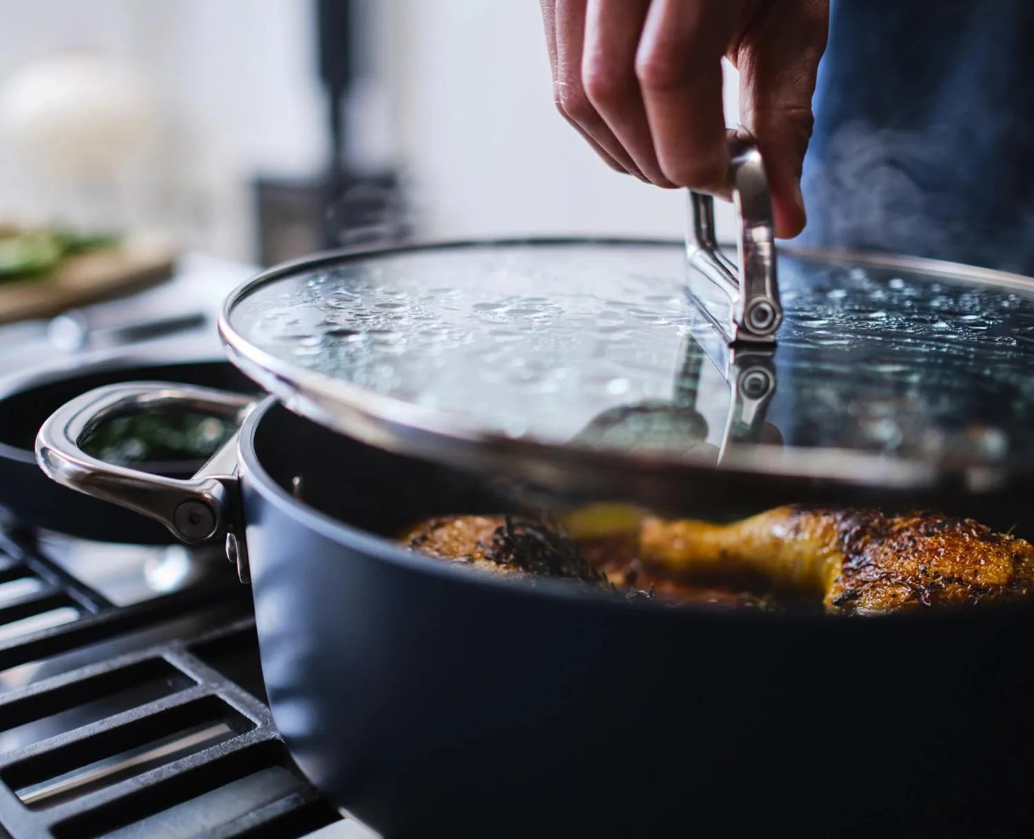Stielkasserolle 28 cm mit faltbarem Griff und Deckel, perfekt für kompaktes Kochen und moderne Küchenaufbewahrung.