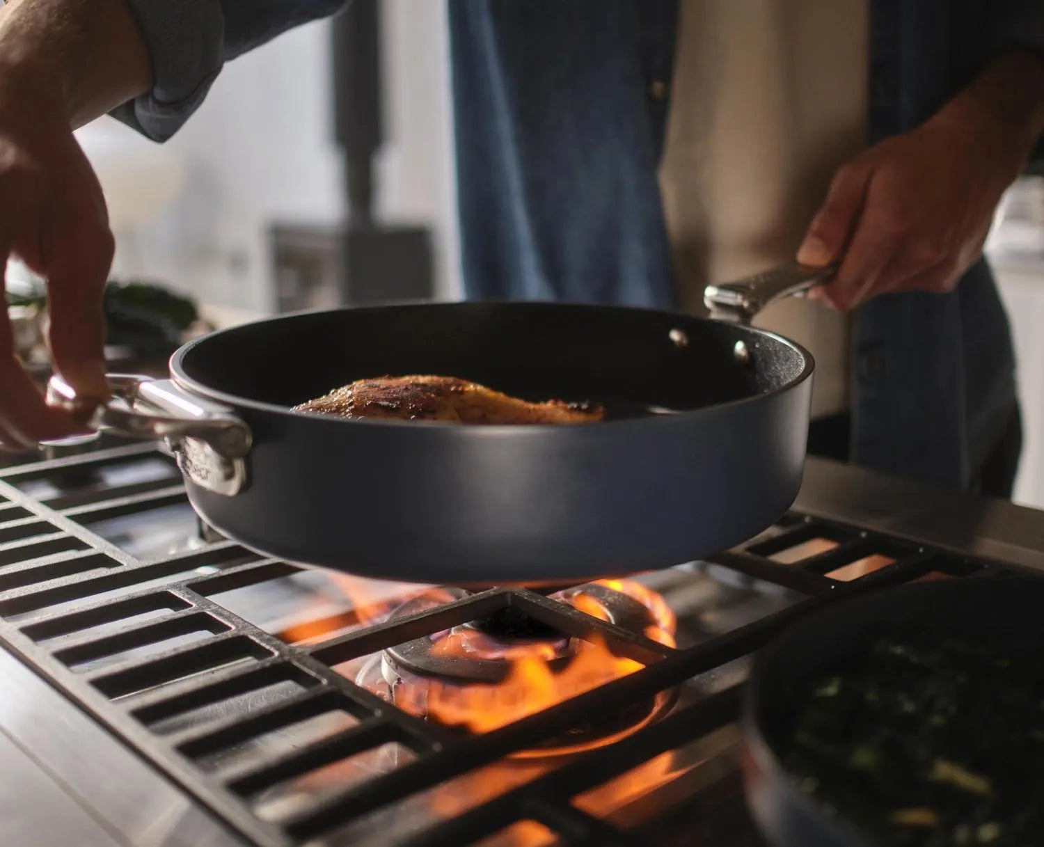 Stielkasserolle 28 cm mit klappbarem Griff und Deckel, ideal für platzsparendes Kochen und stilvolle Küchenorganisation.