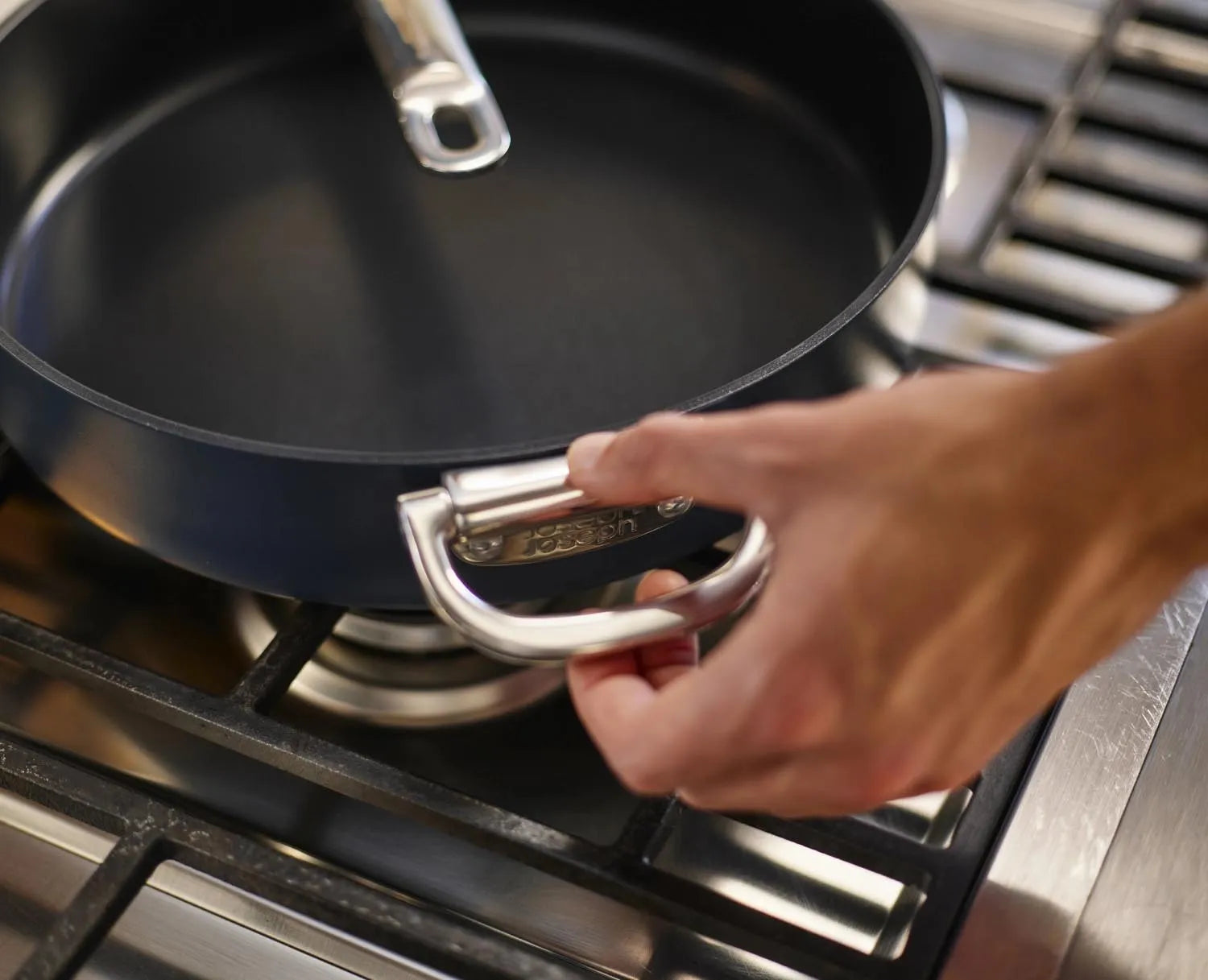 Stielkasserolle 28 cm mit faltbarem Griff und Deckel, perfekt für kompaktes Kochen und moderne Küchenaufbewahrung.