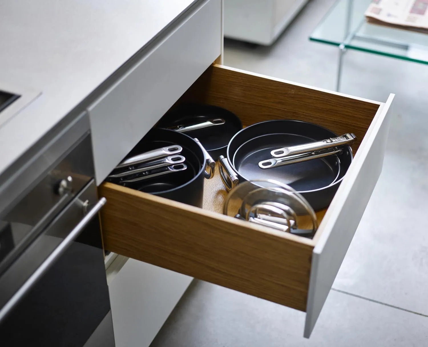 Stielkasserolle 28 cm mit klappbarem Griff und Deckel, ideal für platzsparendes Kochen und stilvolle Küchenorganisation.